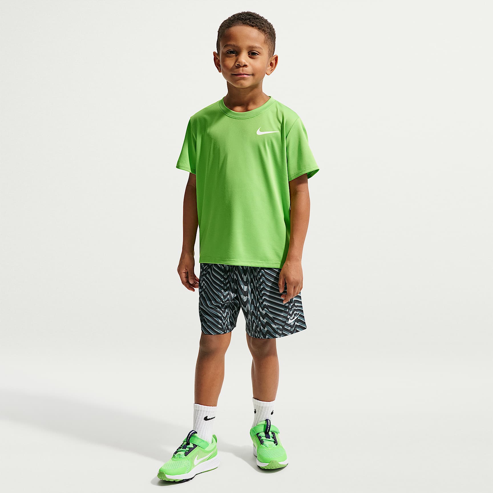 Shorts de tejido Woven Dri-FIT para niños talla pequeña Nike Bold Move