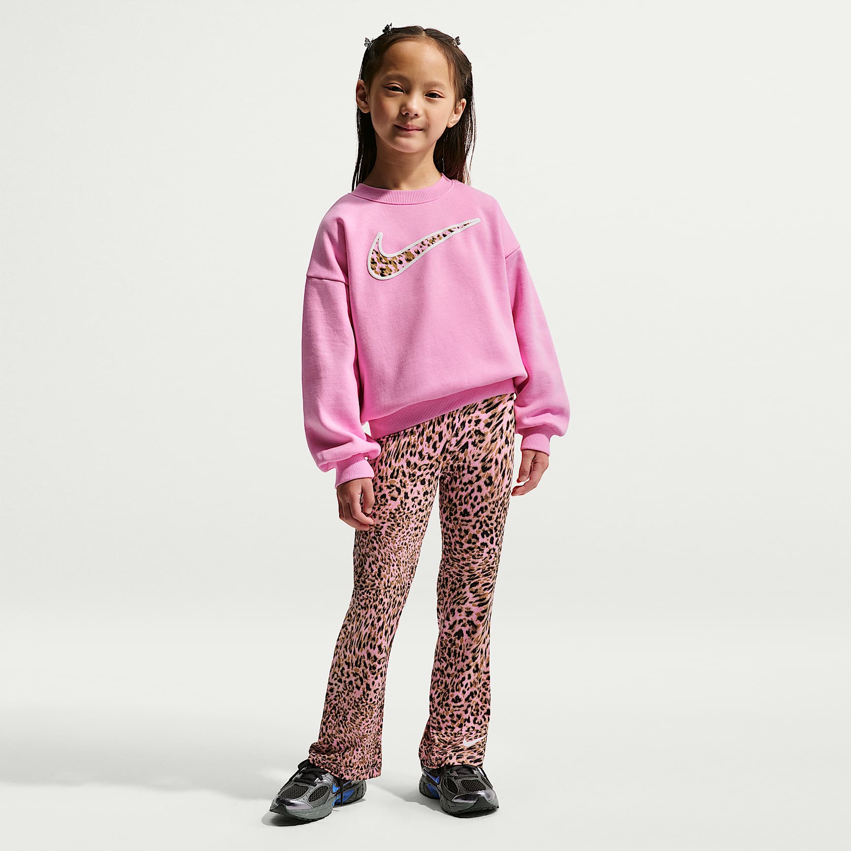 Nike Set aus Rundhalsshirt und bedruckten Leggings für jüngere Kinder