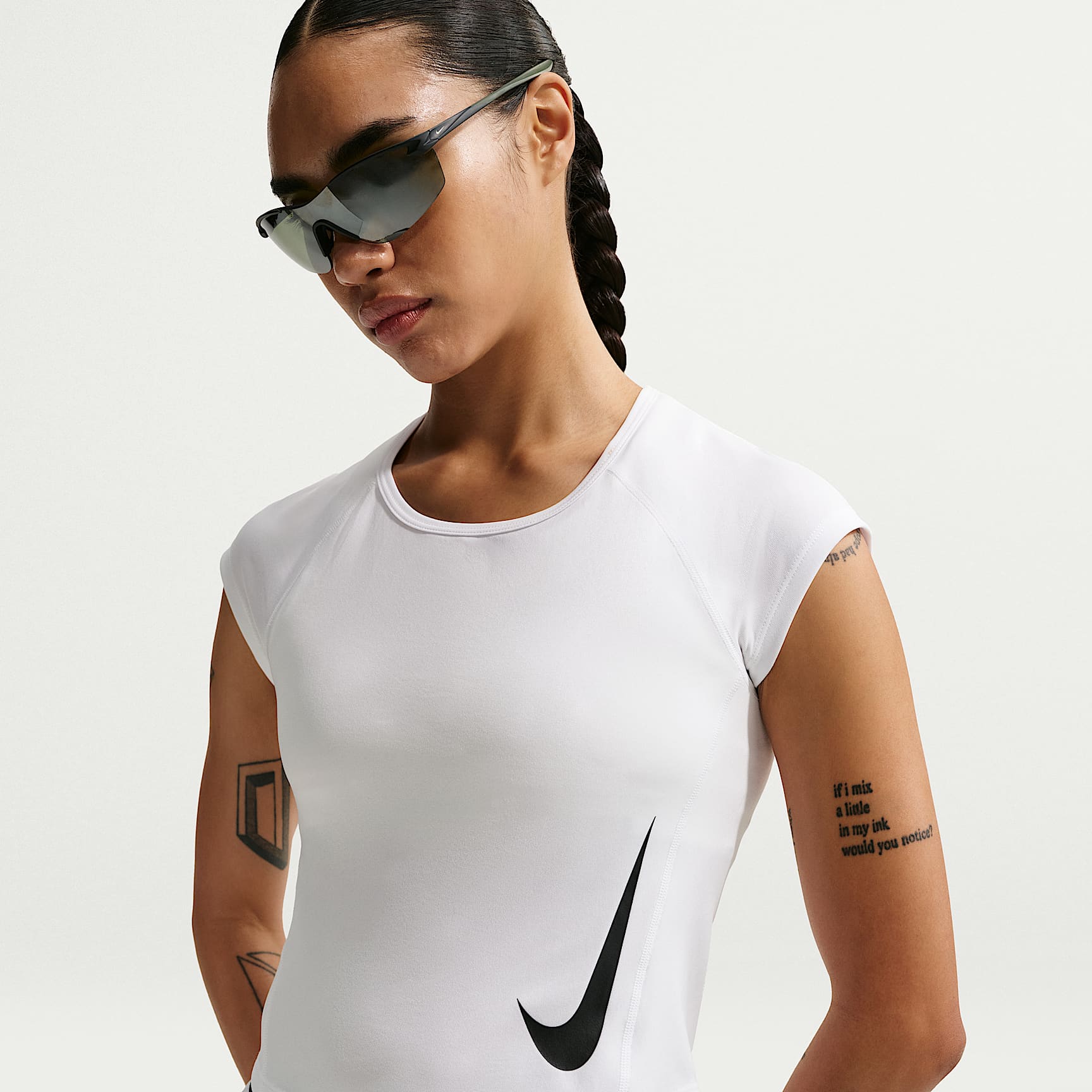 Playera de correr de manga tipo casquillo Dri-FIT para mujer Nike Tempo Swoosh