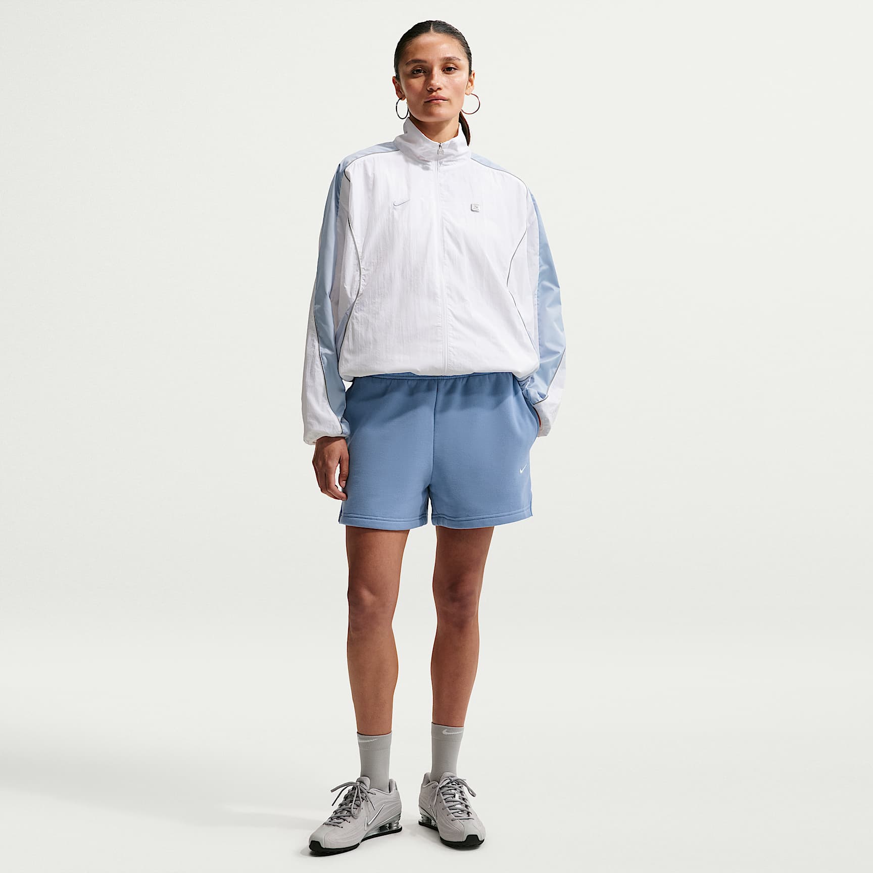 Nike Studio Fleece Mid-Rise-Shorts aus mittelschwerem Material (Damen)
