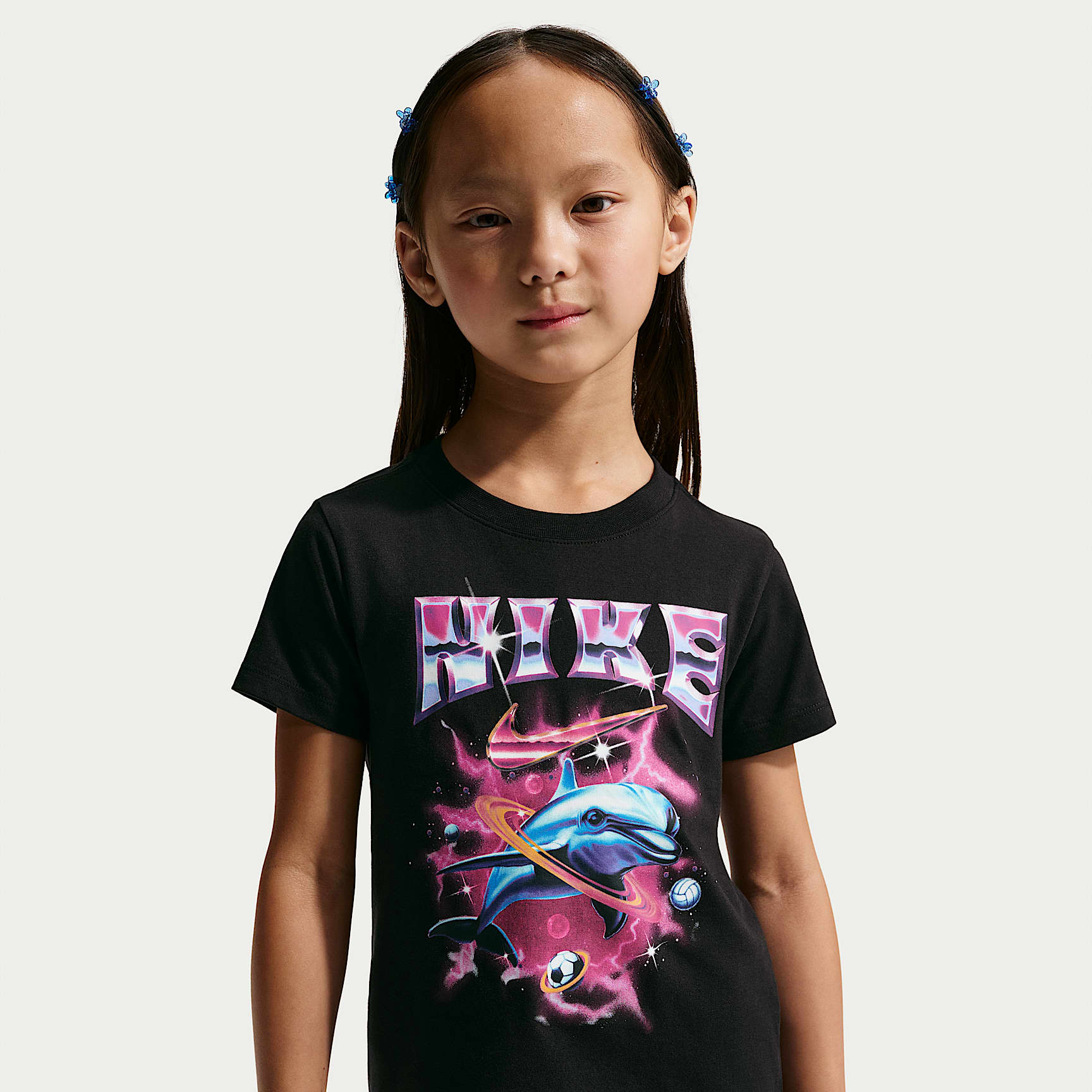 Playera con gráfico de delfín para niños talla pequeña Nike