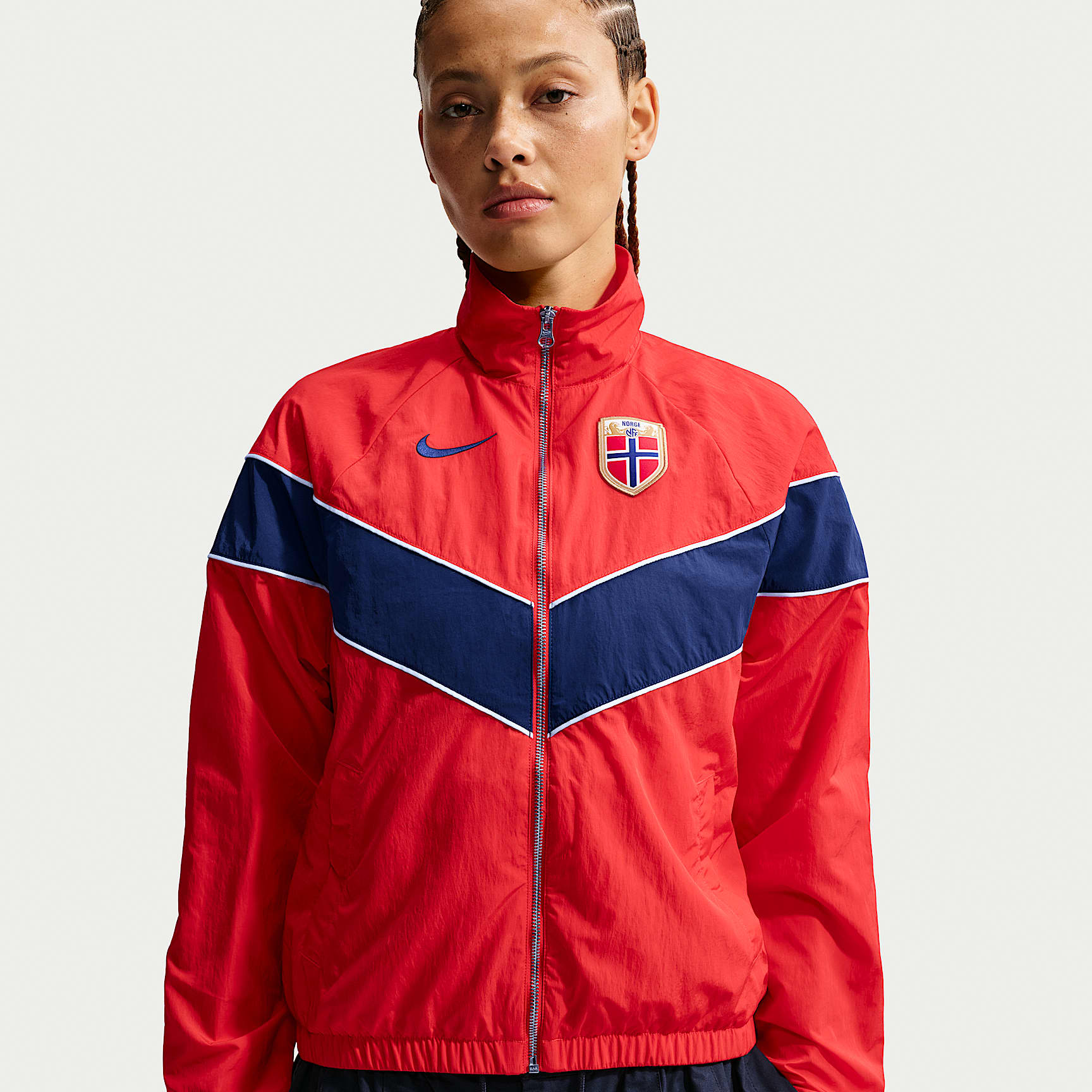Chamarra de fútbol Nike de tejido Woven con protección contra los rayos UV para mujer Noruega Windrunner