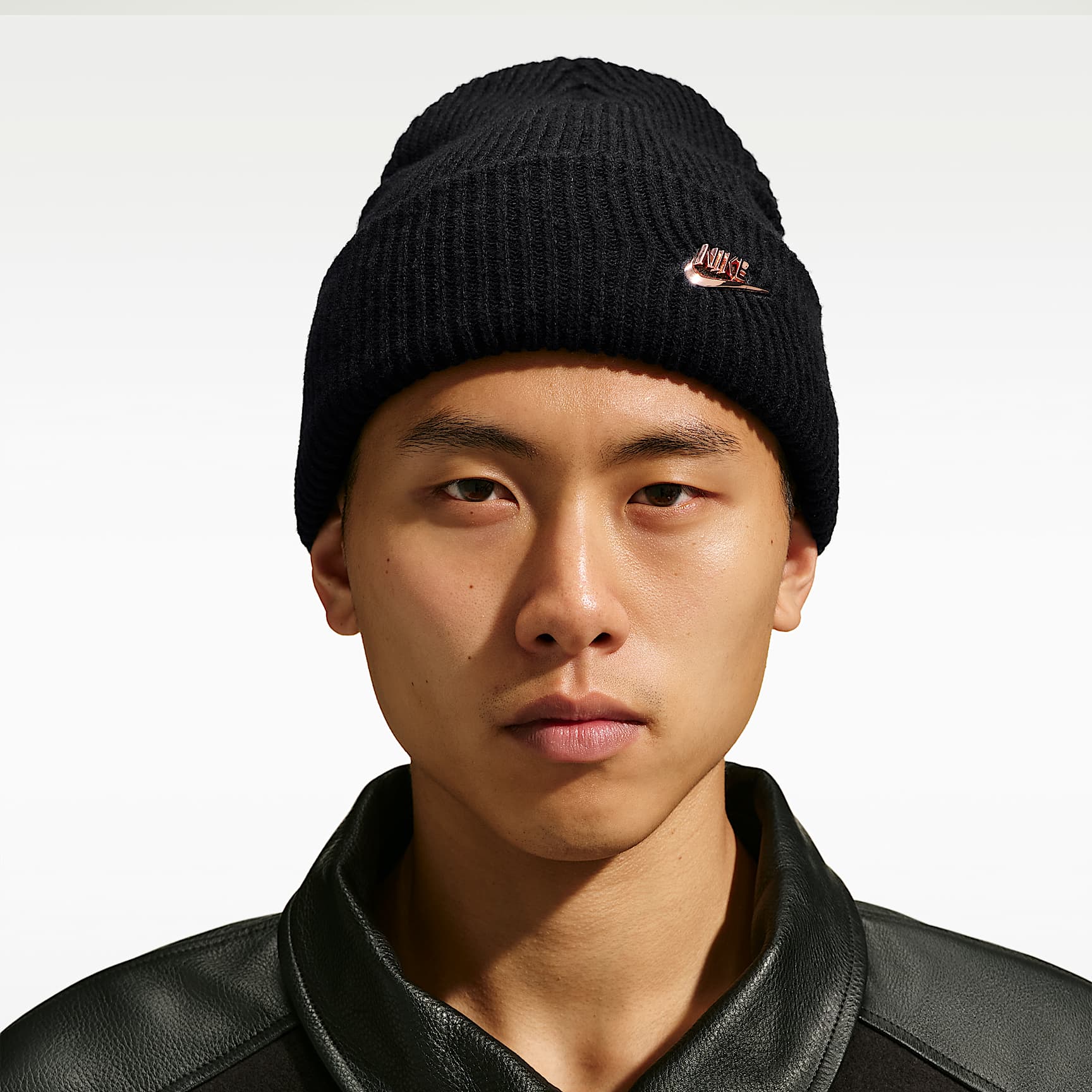Nike Peak lue med høy oppbrett og en metalldetalj med Futura-logoen