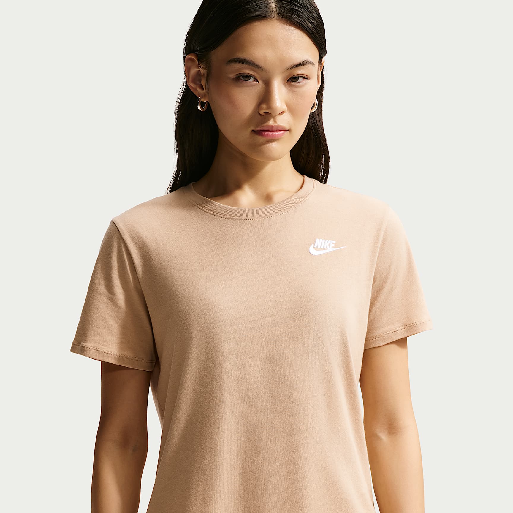 Nike Sportswear Club Essentials Damen-T-Shirt