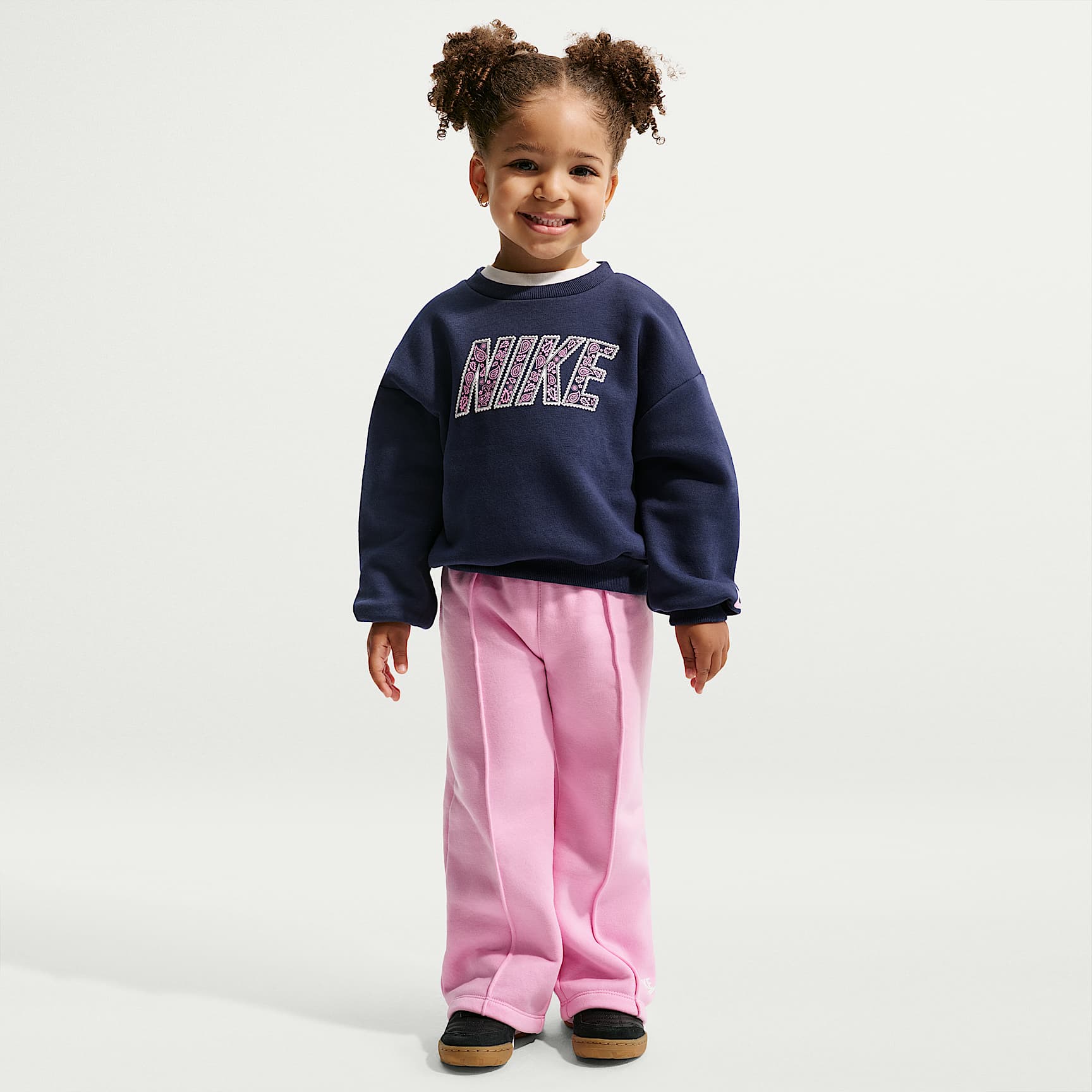 Conjunto de 2 piezas con pants de pierna ancha infantil Nike Retro Remix