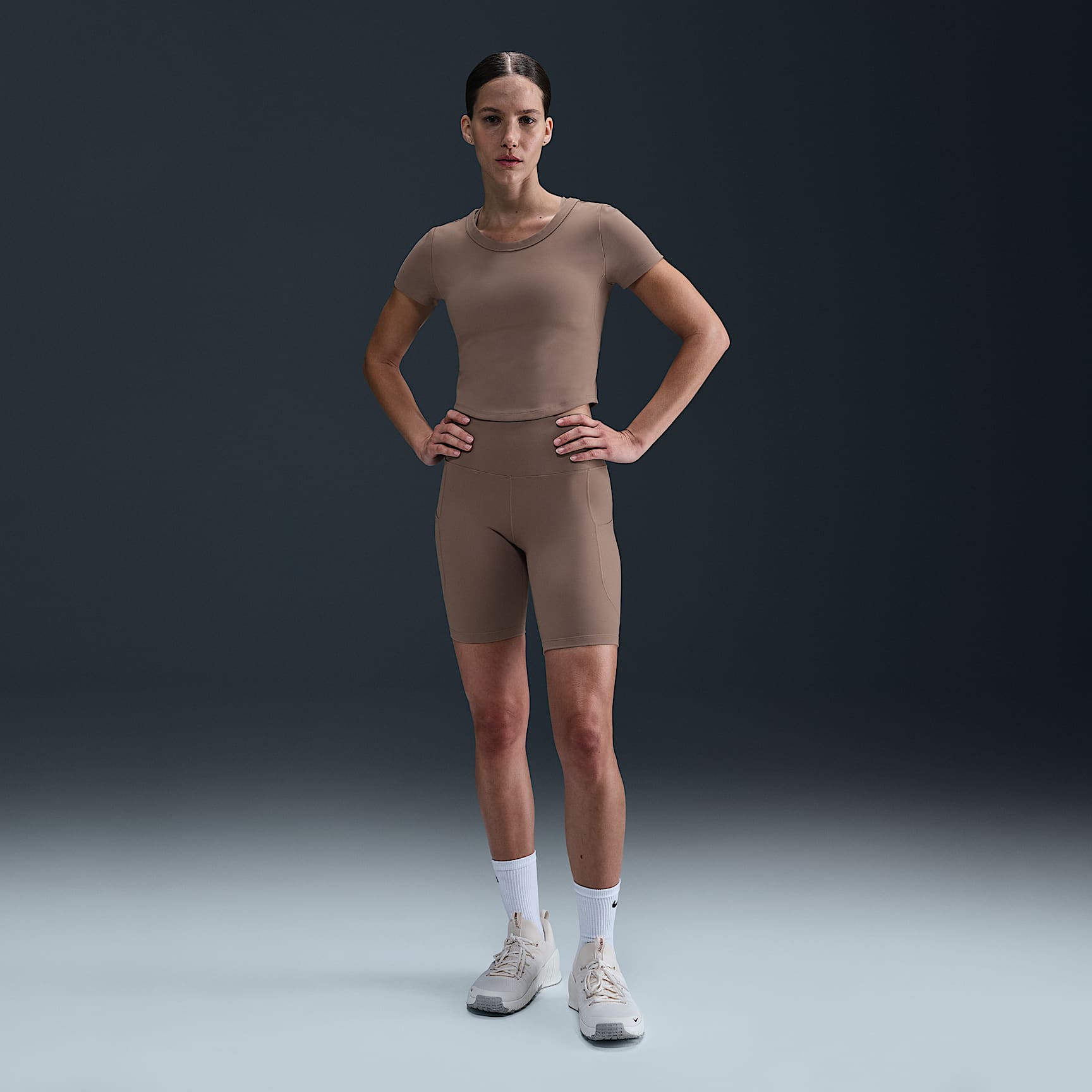 Shorts de ciclismo de tiro alto de 20 cm con bolsillos para mujer Nike One