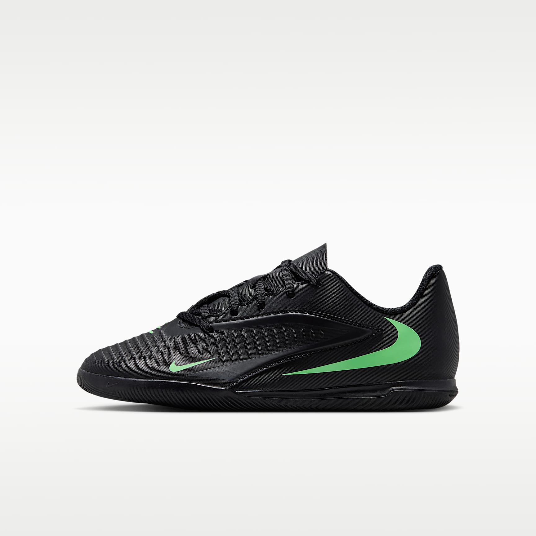 Nike Jr. Phantom 6 Low Club Older Kids' Indoor Court Football Shoes
