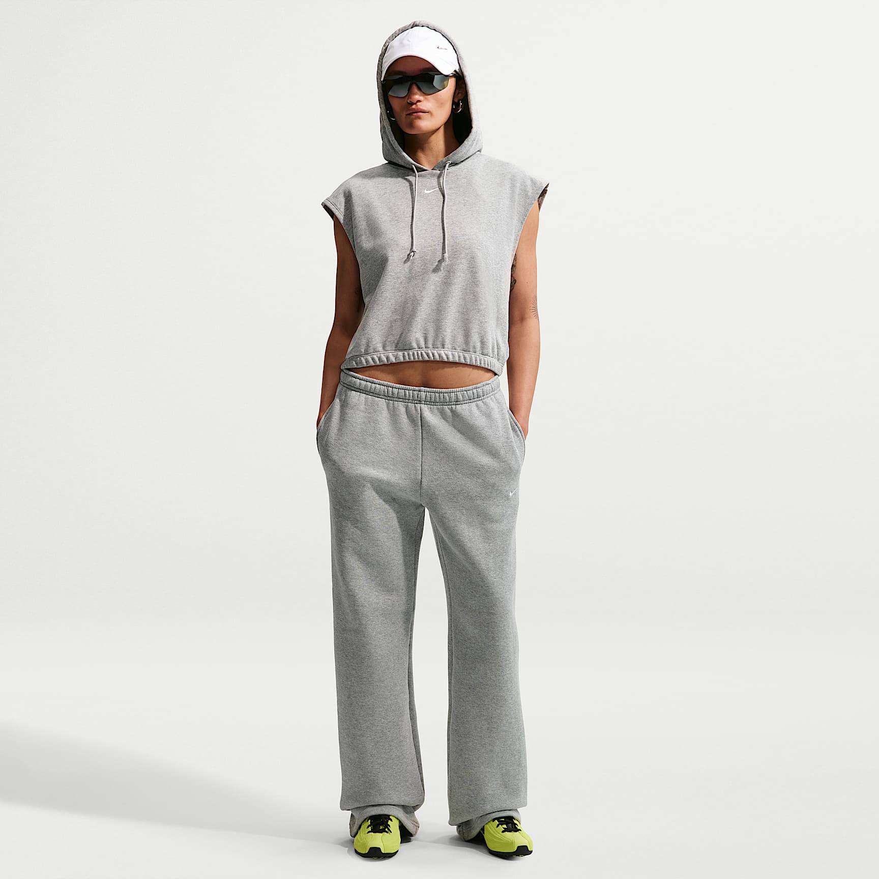 Pantaloni a vita media con bordo aperto Nike Studio Fleece Medium Weight – Donna