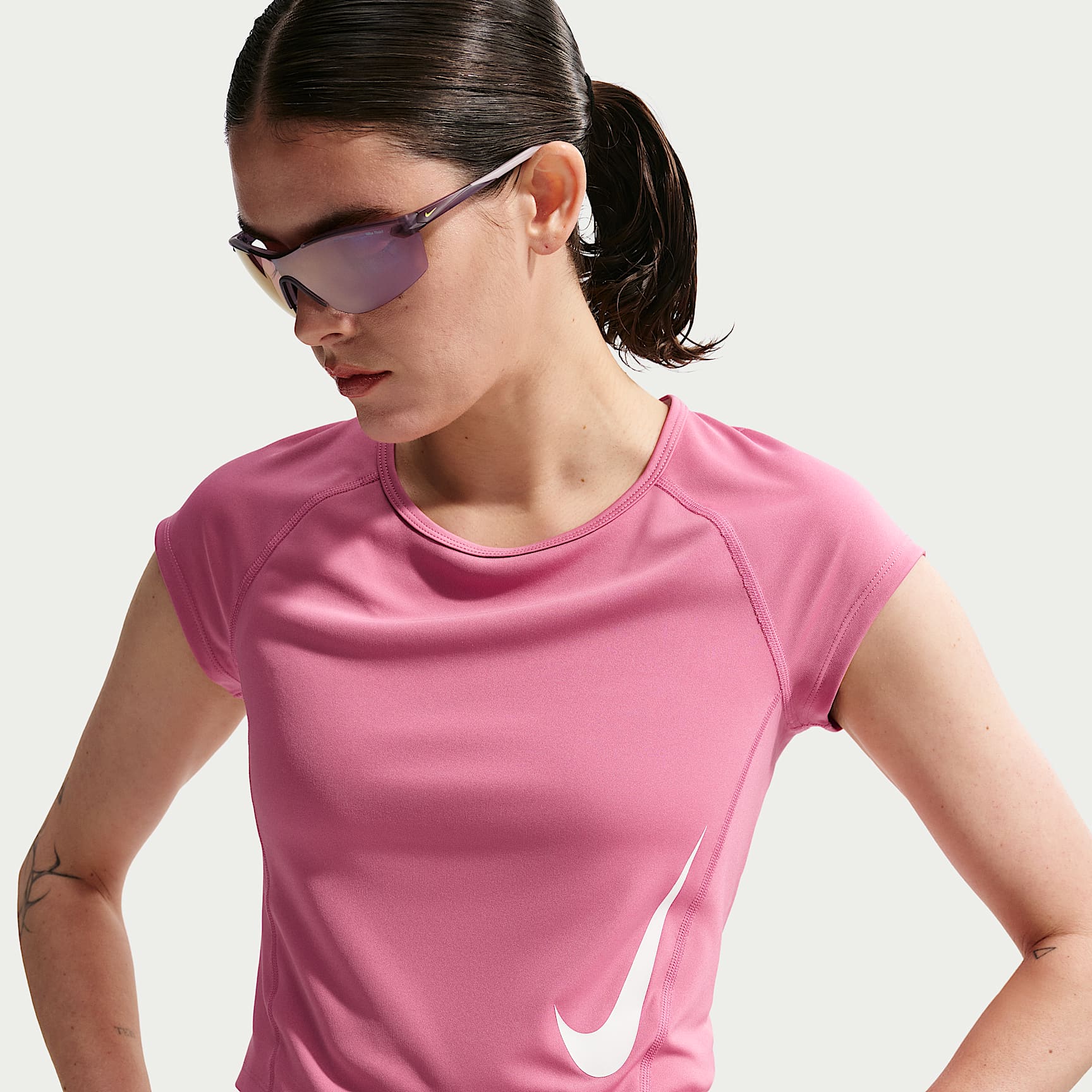 Playera de correr de manga tipo casquillo Dri-FIT para mujer Nike Tempo Swoosh