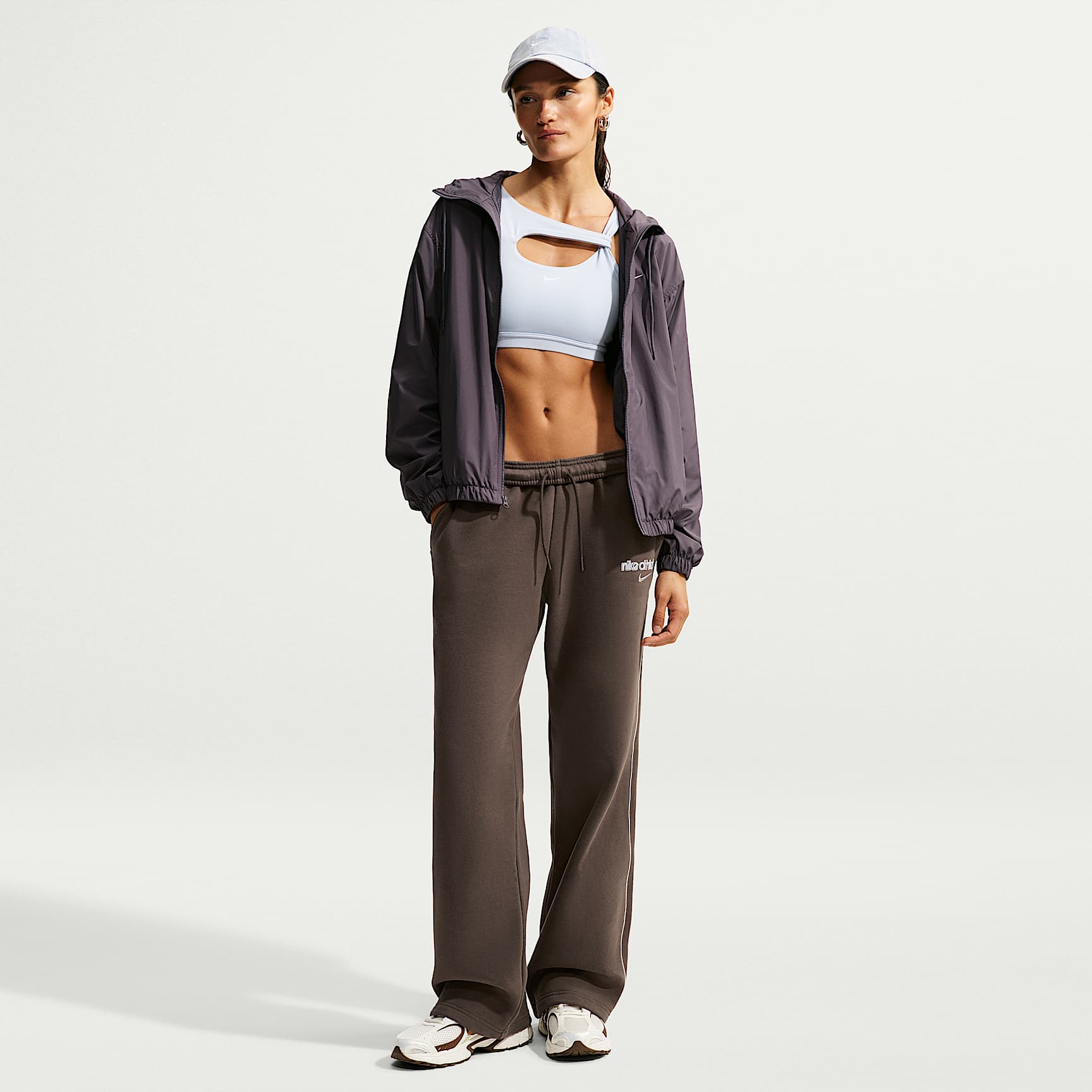 Nike Studio Fleece mittelschwere Hose mit mittelhohem Bund und offenem Saum (Damen)