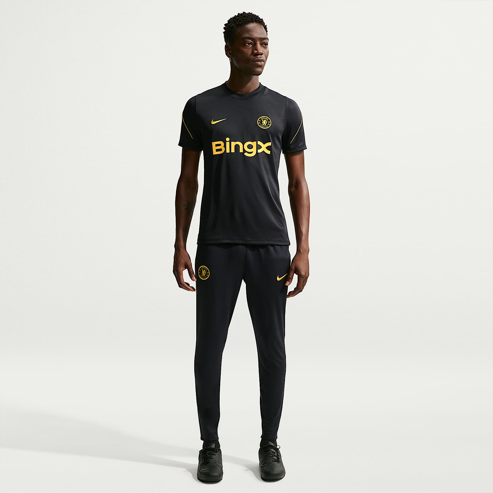 Chelsea F.C. Strike Men's Nike Dri-FIT Football Knit Pants