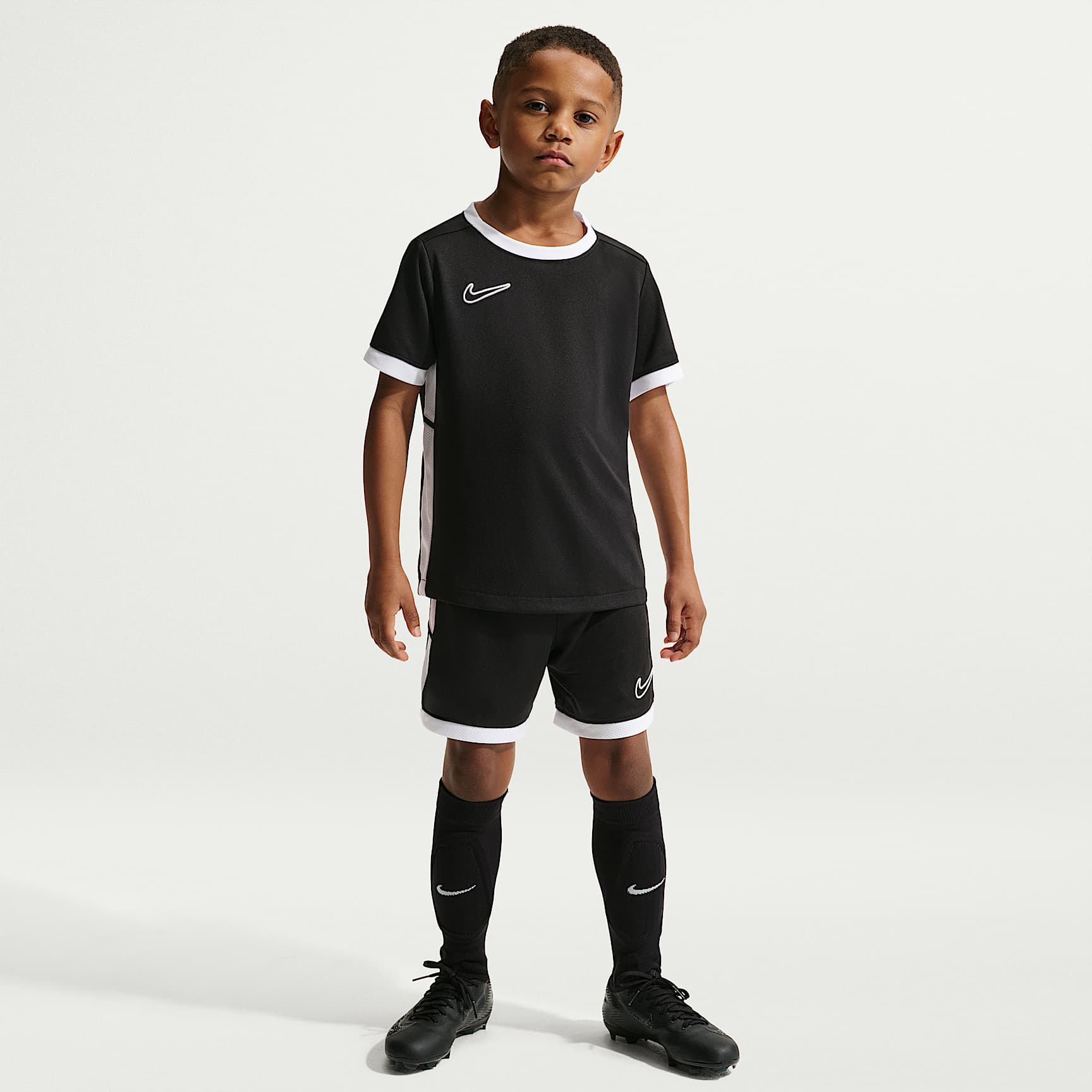 Conjunto de 2 piezas con shorts Dri-Fit Academy para niños talla pequeña Nike