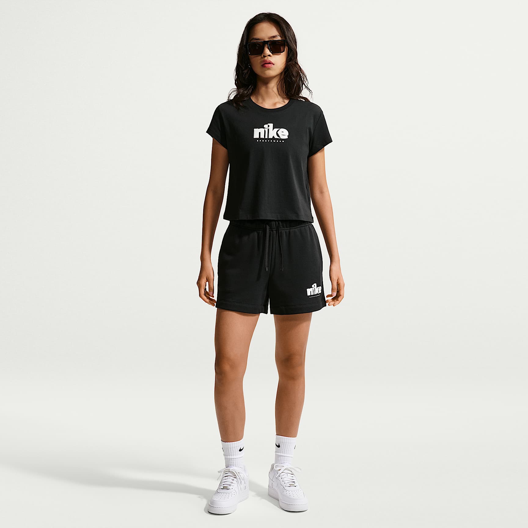 กางเกงขาสั้นเอวปานกลางผู้หญิง Nike Sportswear Club Fleece