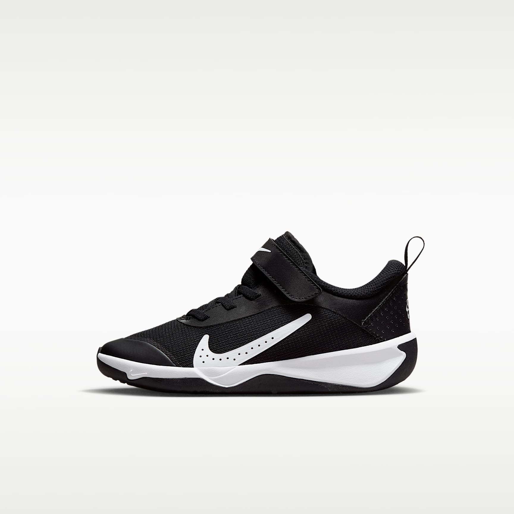 Nike Omni Multi-Court Schuh für jüngere Kinder