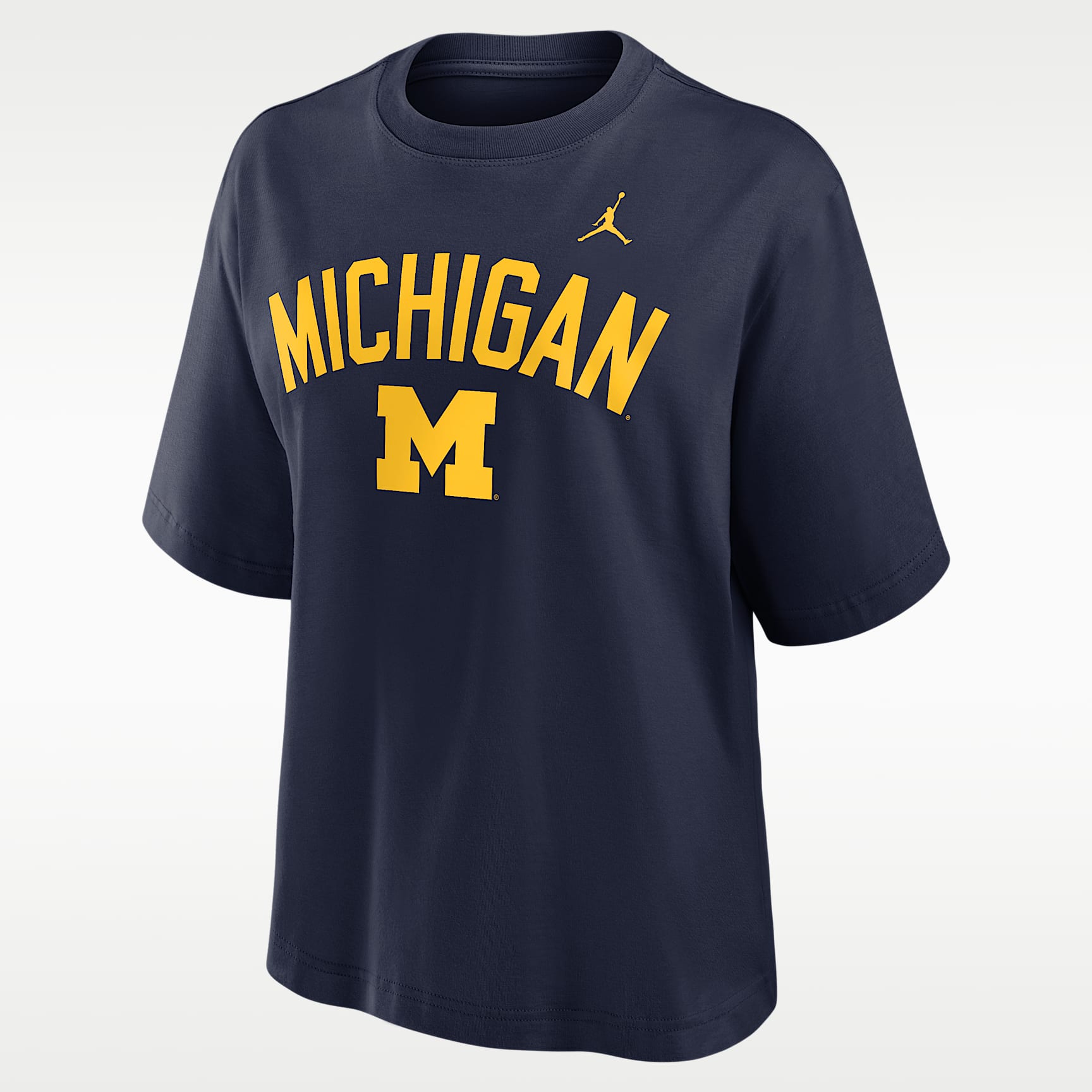 Playera universitaria marca Jordan para mujer Michigan Arch Over Logo Boxy