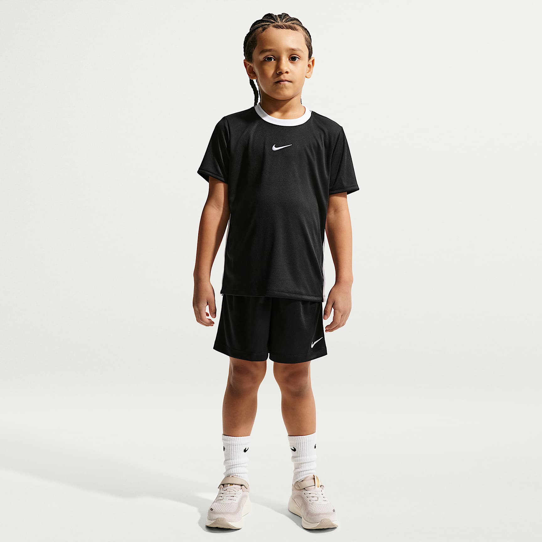 Conjunto de dos piezas con shorts deportivos Dri-FIT para niños talla pequeña Nike