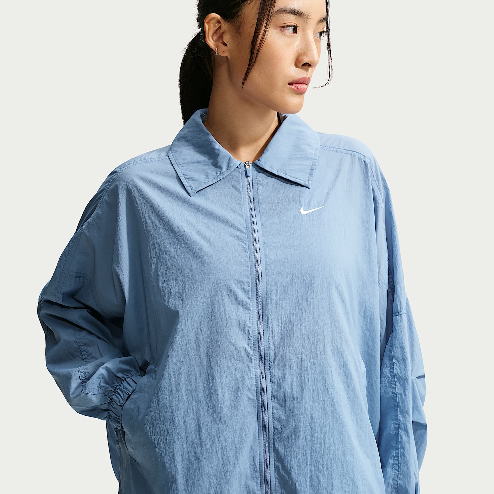 Chamarra ligera con protección UV oversized para mujer Nike Sportswear