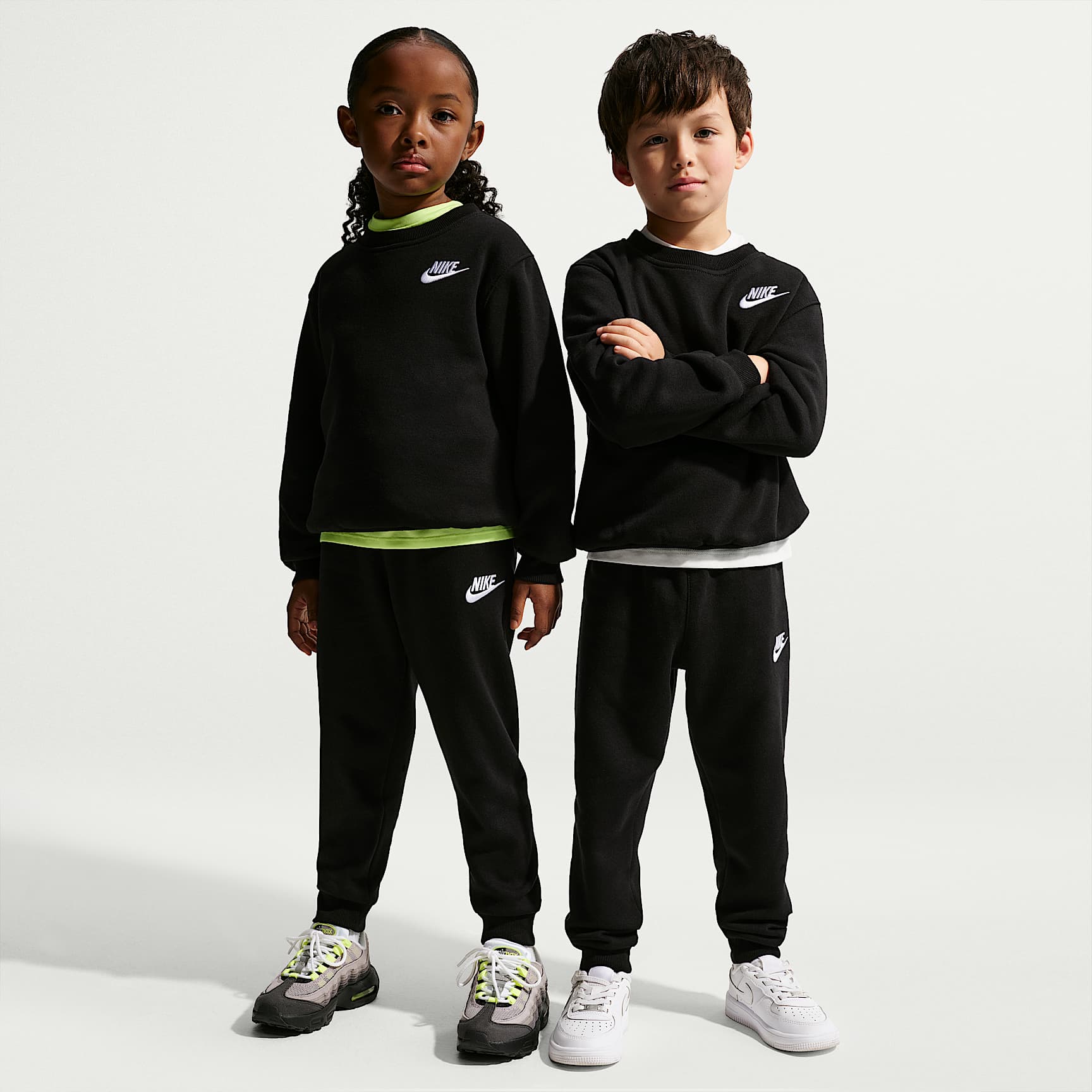 Dvoudílná souprava Nike s mikinou s kulatým výstřihem pro menší děti