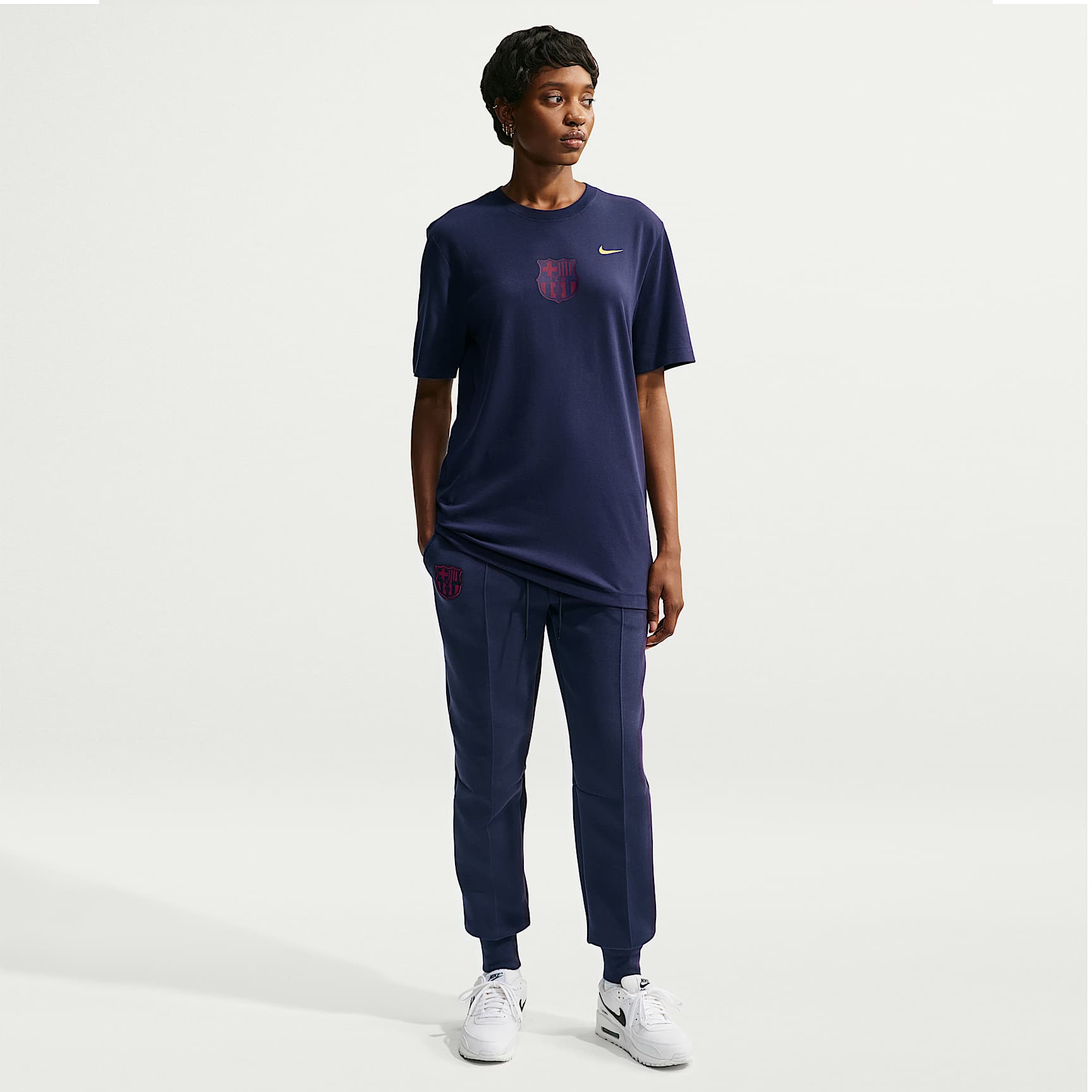 FC Barcelona Tech Fleece Jogger de fútbol de talle medio Nike Sportswear - Mujer