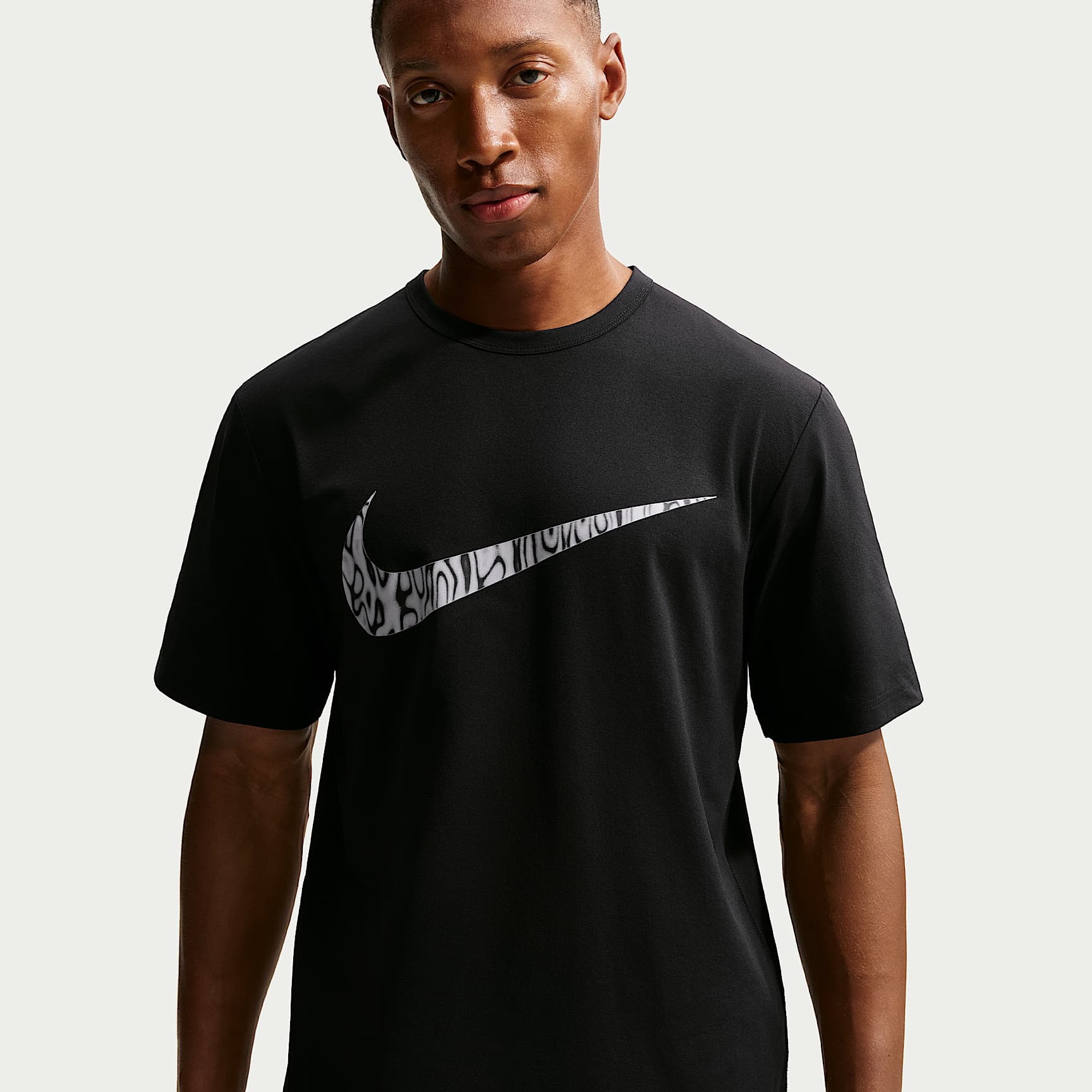 Playera de entrenamiento Dri-FIT con protección contra los rayos UV para hombre Nike Hyverse