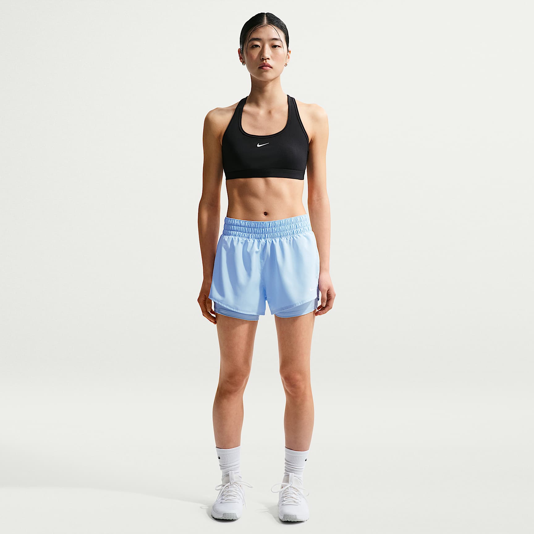Shorts Dri-FIT 2 en 1 de tiro medio de 8 cm para mujer Nike One