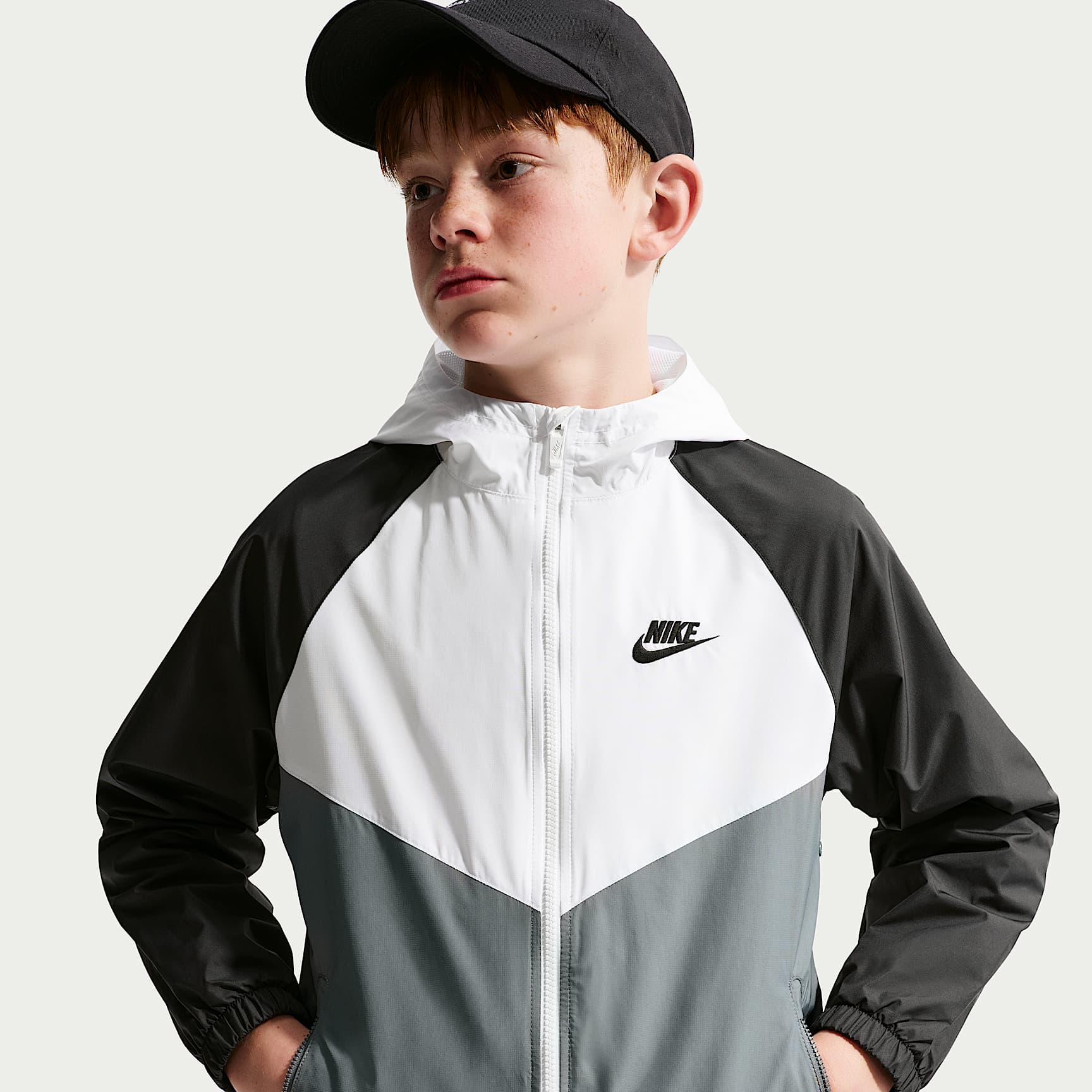 Chamarra Repel con gorro para niños talla grande Nike Sportswear Windrunner