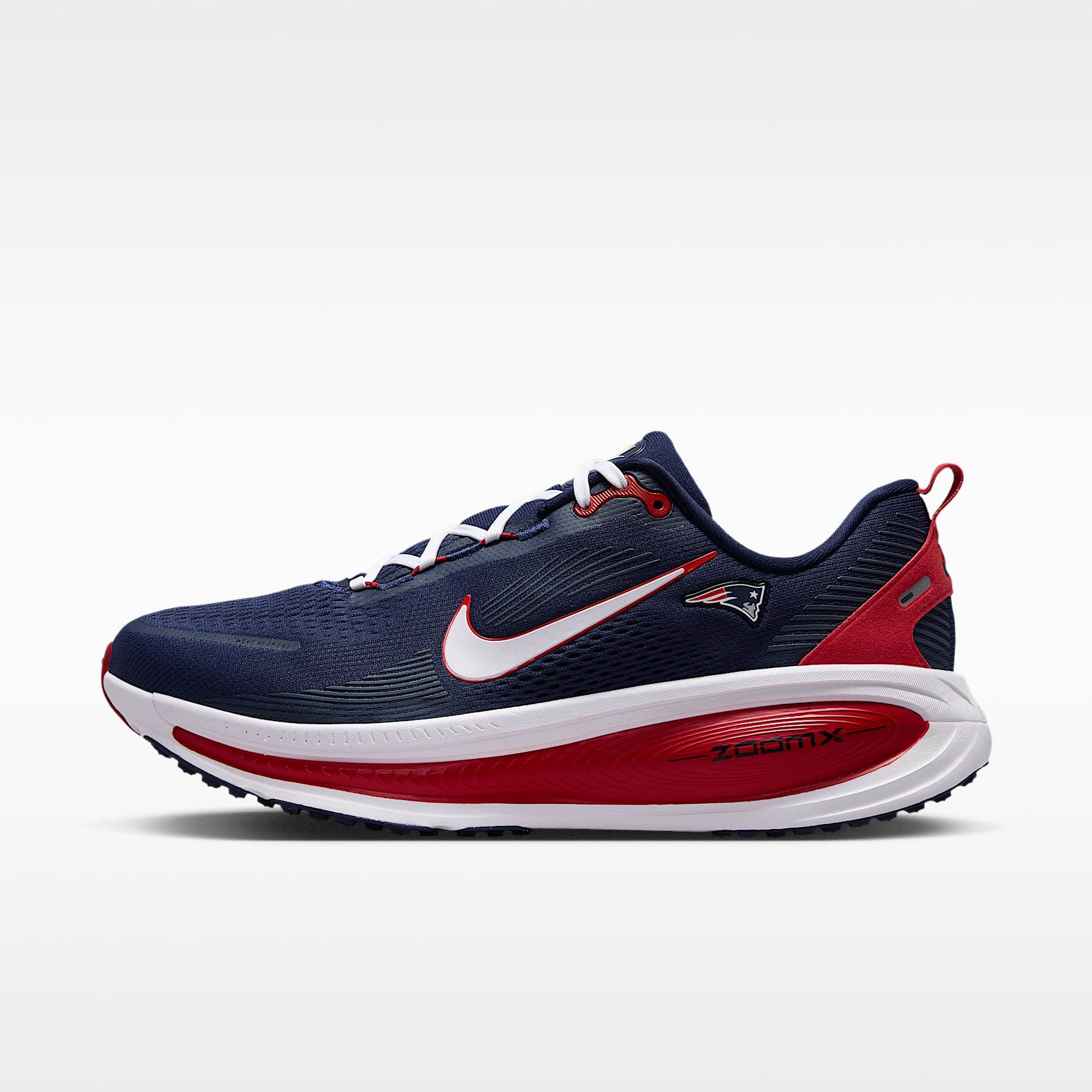 Tenis de correr en pavimento de la NFL para hombre Nike Vomero 18 (New England Patriots)