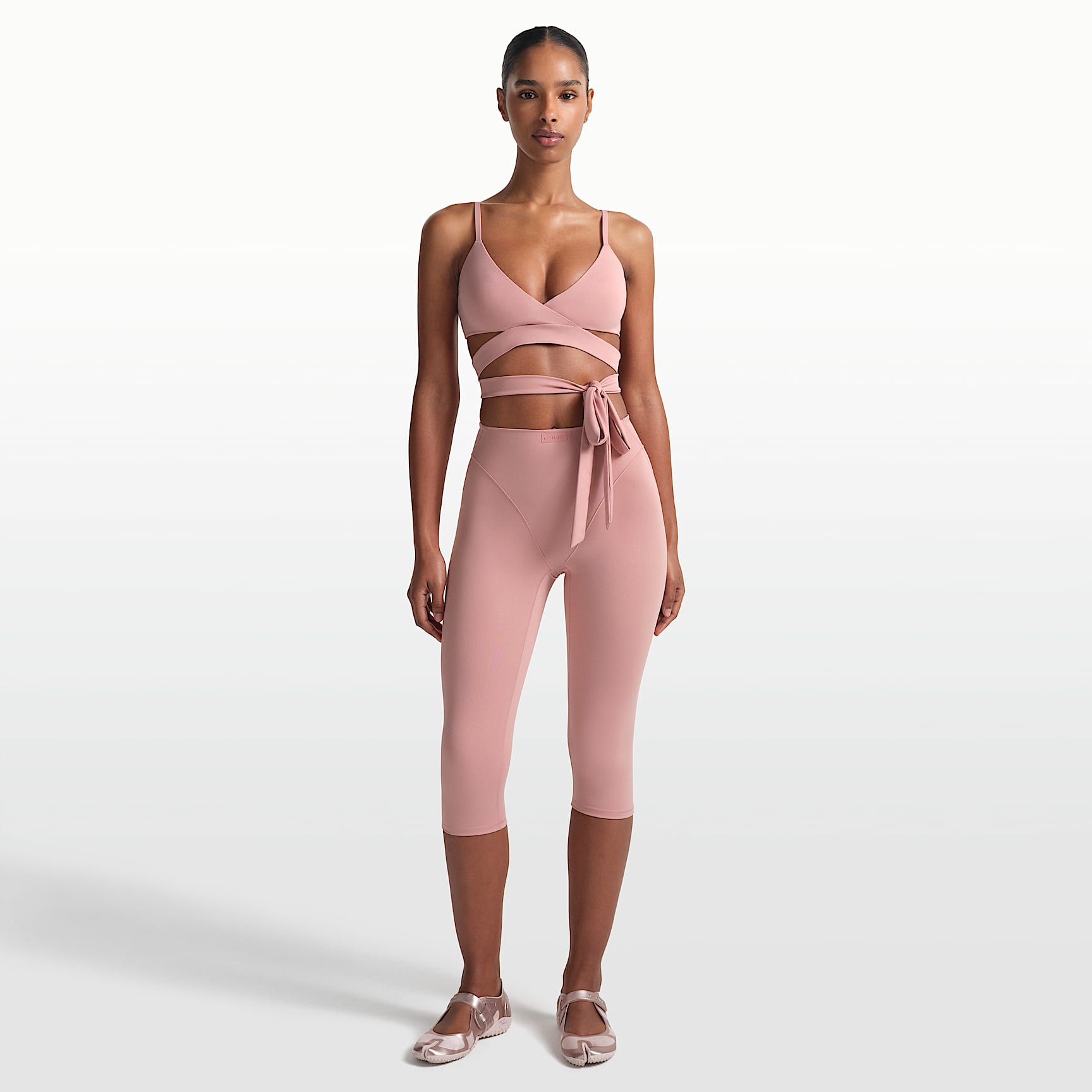 NikeSKIMS Matte Women's V-Panel 43m (approx.) Cropped Leggings