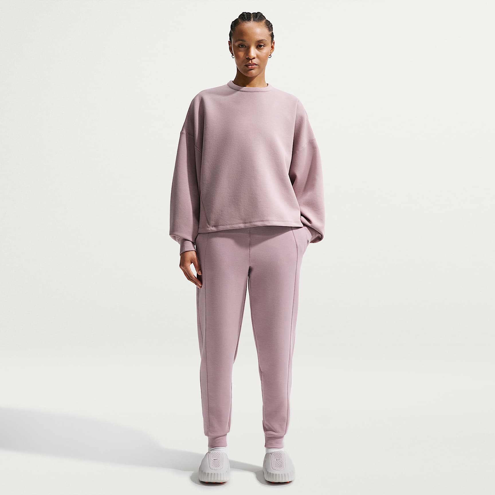 Joggers Dri-FIT de tiro medio para mujer Nike 24.7 ImpossiblySoft