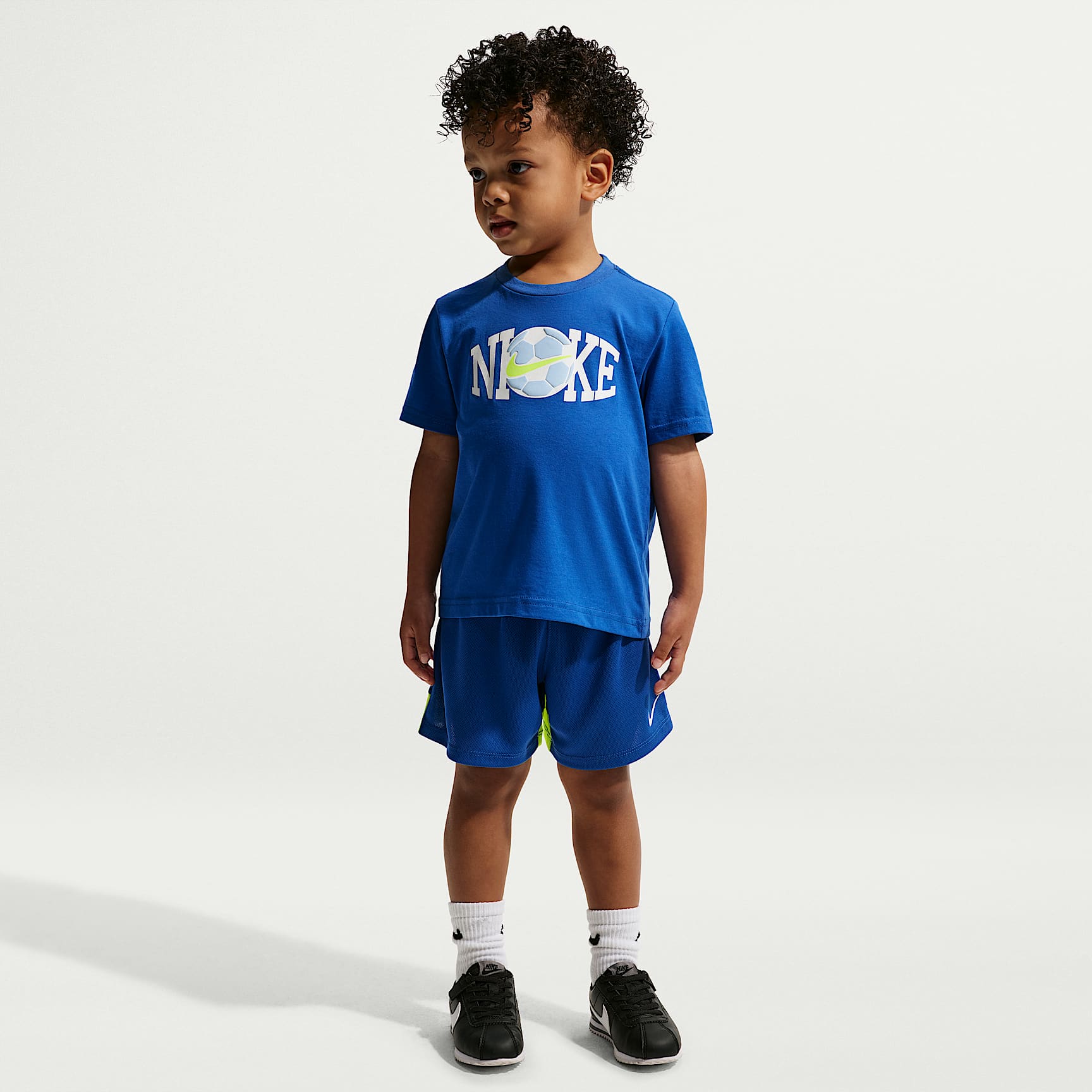 Conjunto de playera y shorts de futbol con gráficos infantil Nike