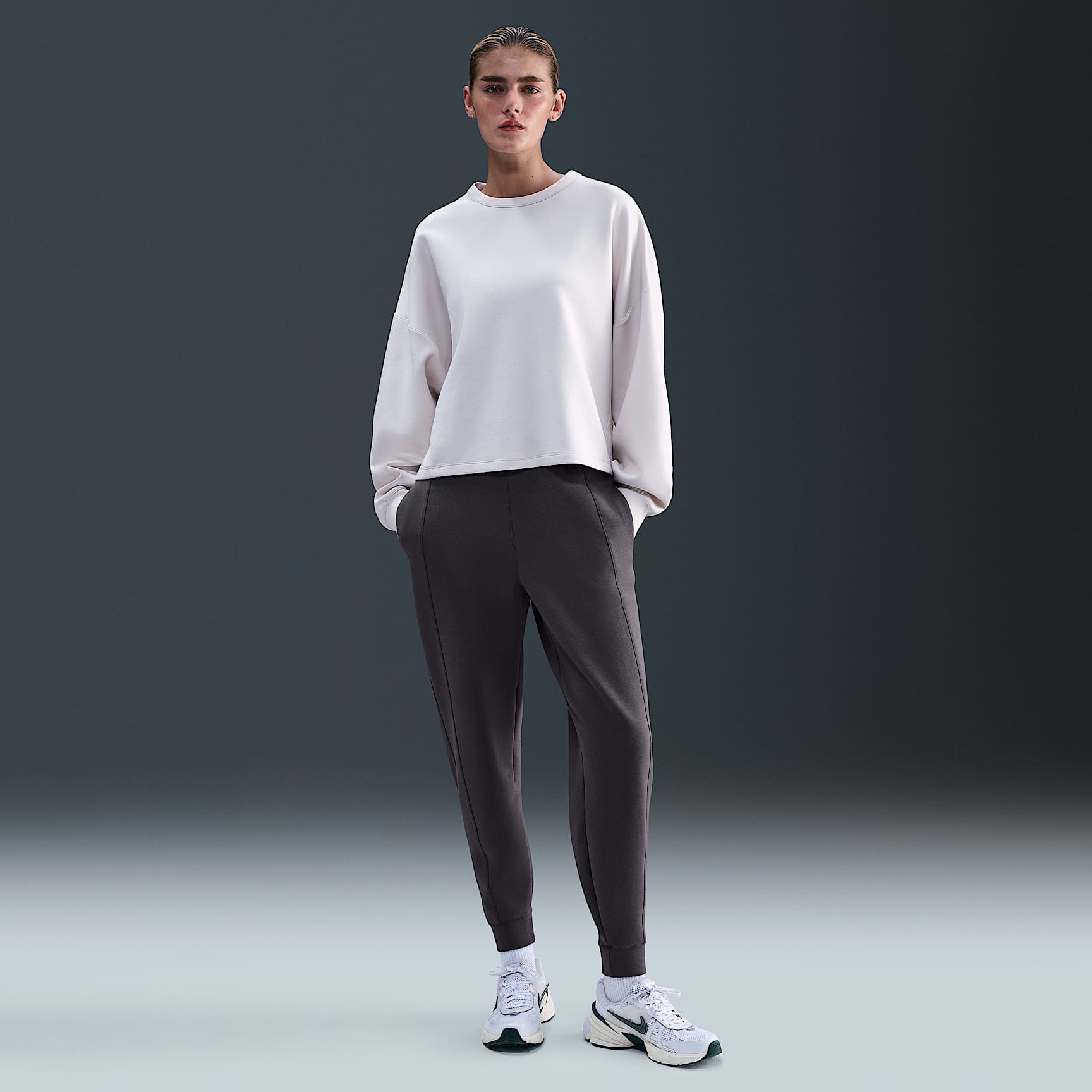 Nike 24.7 ImpossiblySoft Dri-FIT joggingbroek met halfhoge taille voor dames