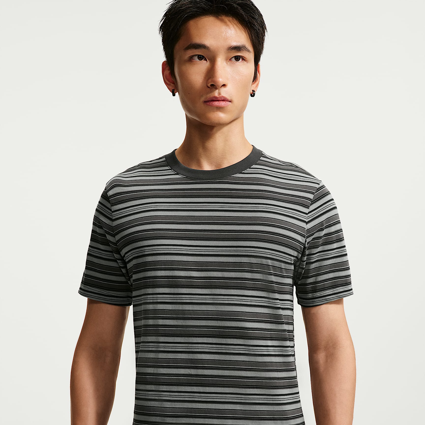 Nike Sportswear 男款條紋 T 恤