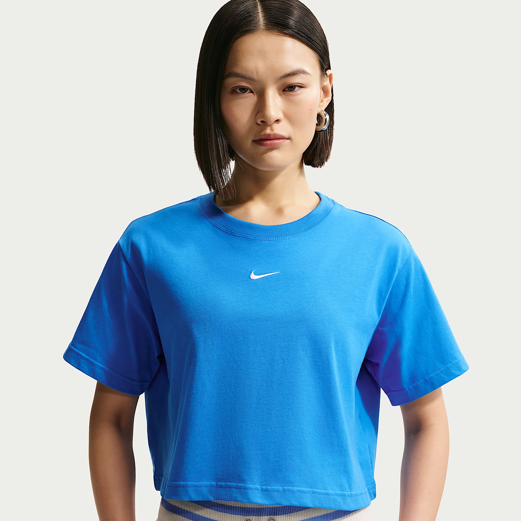 Playera de manga corta holgada cropped para mujer Nike Sportswear Classic