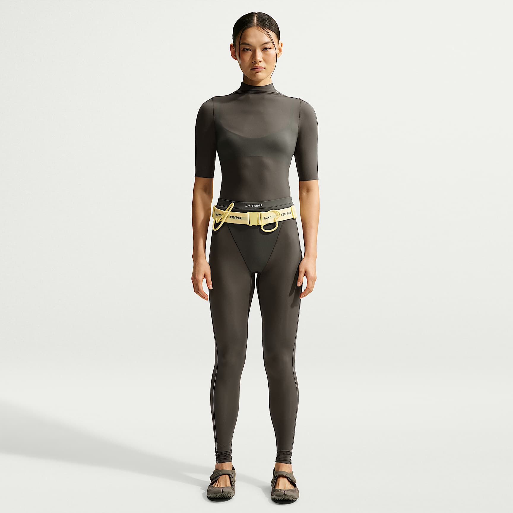 NikeSKIMS Weightless Women's High-Waisted V-Panel Leggings