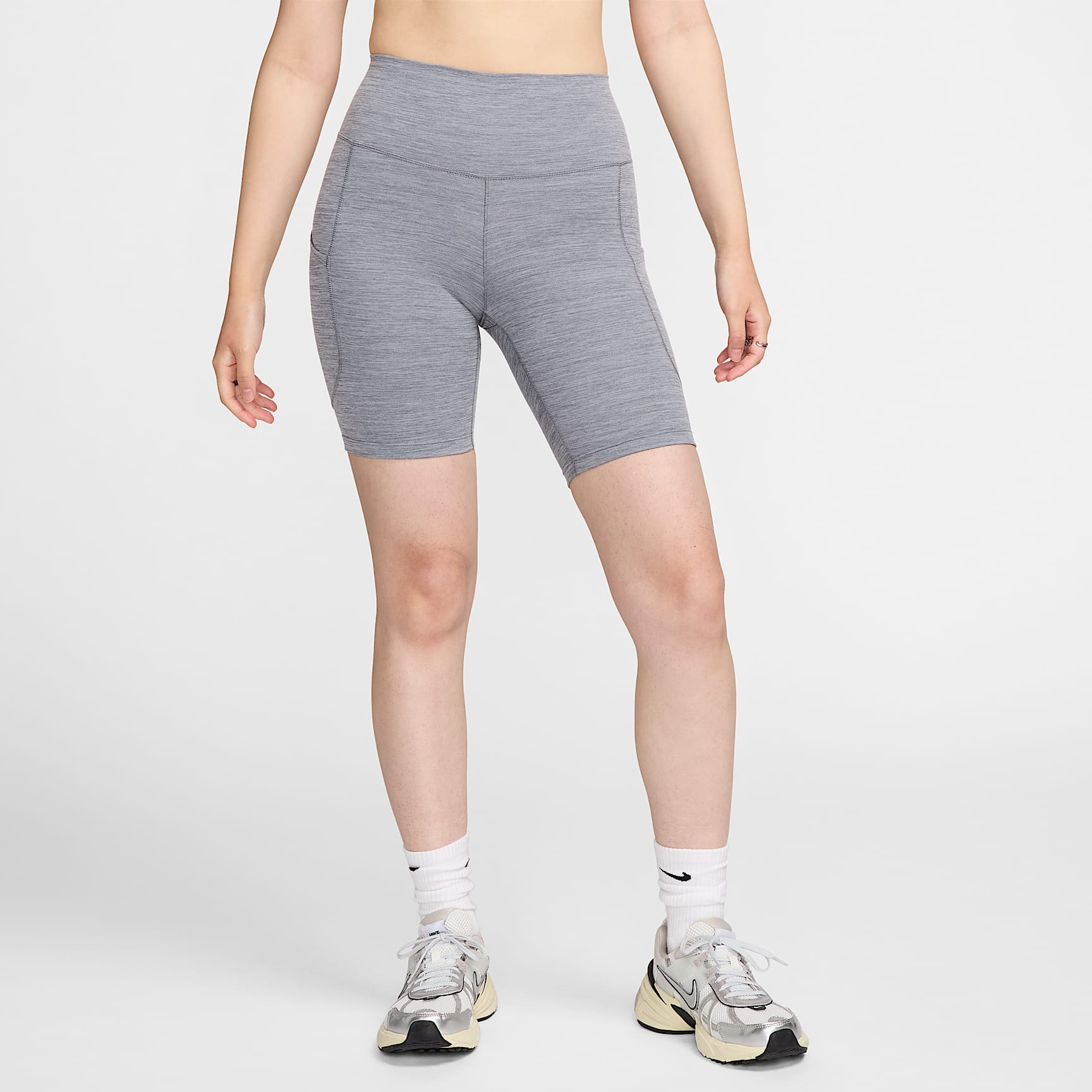 Shorts de ciclismo de tiro alto de 20 cm con bolsillos para mujer Nike One