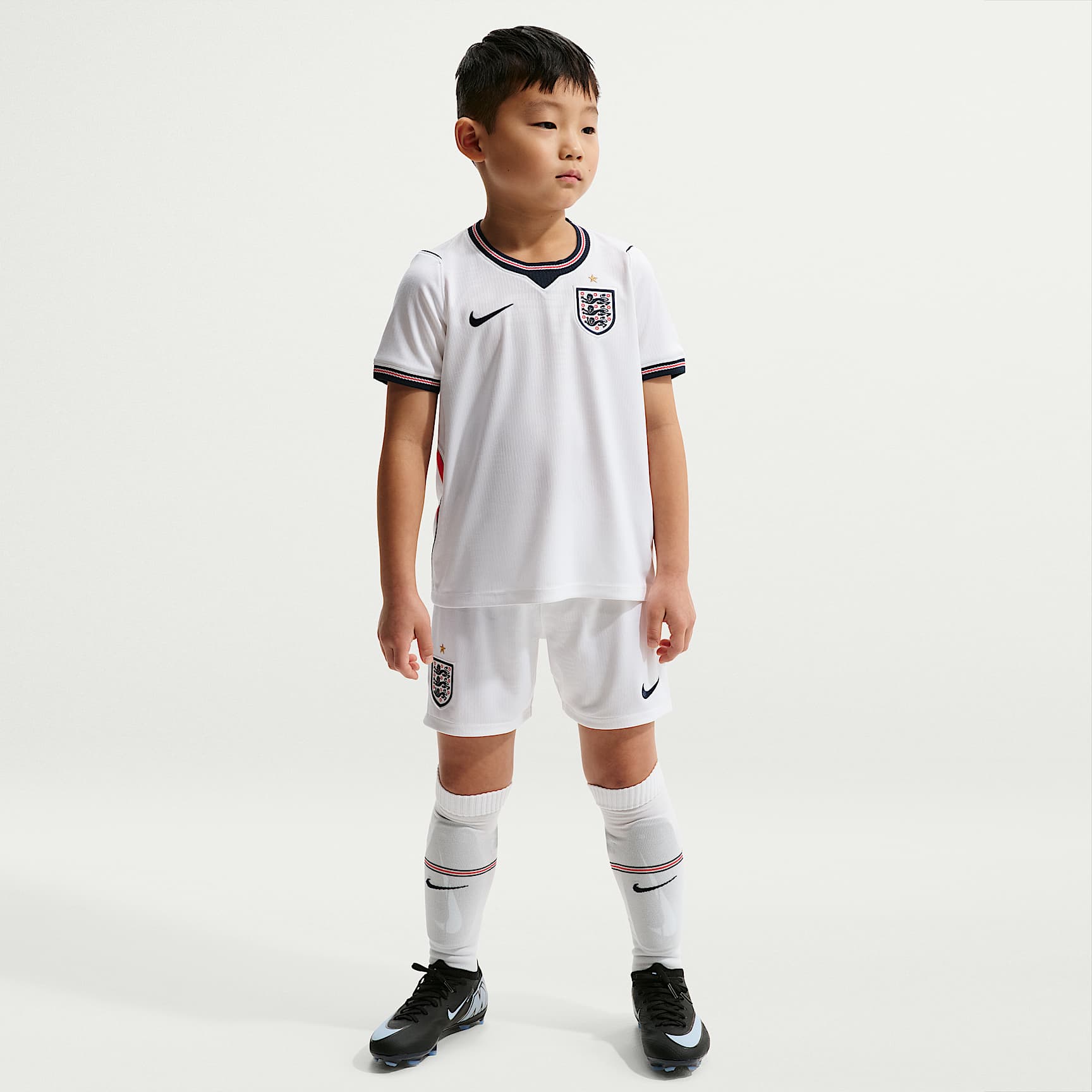 Kit de 3 piezas de fútbol Nike Replica para niños talla pequeña Inglaterra local 2026 Stadium