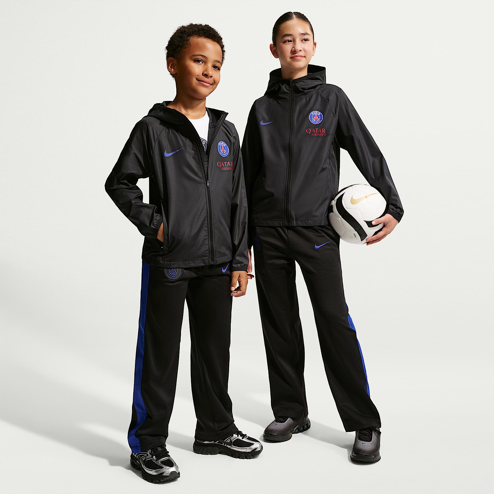 Paris Saint-Germain Academy Pro Older Kids' Nike Storm-FIT Football Hooded Rain Jacket