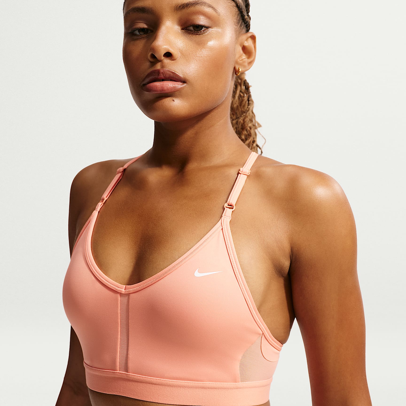 Bra deportivo acolchado de baja sujeción con cuello en V para mujer Nike Indy