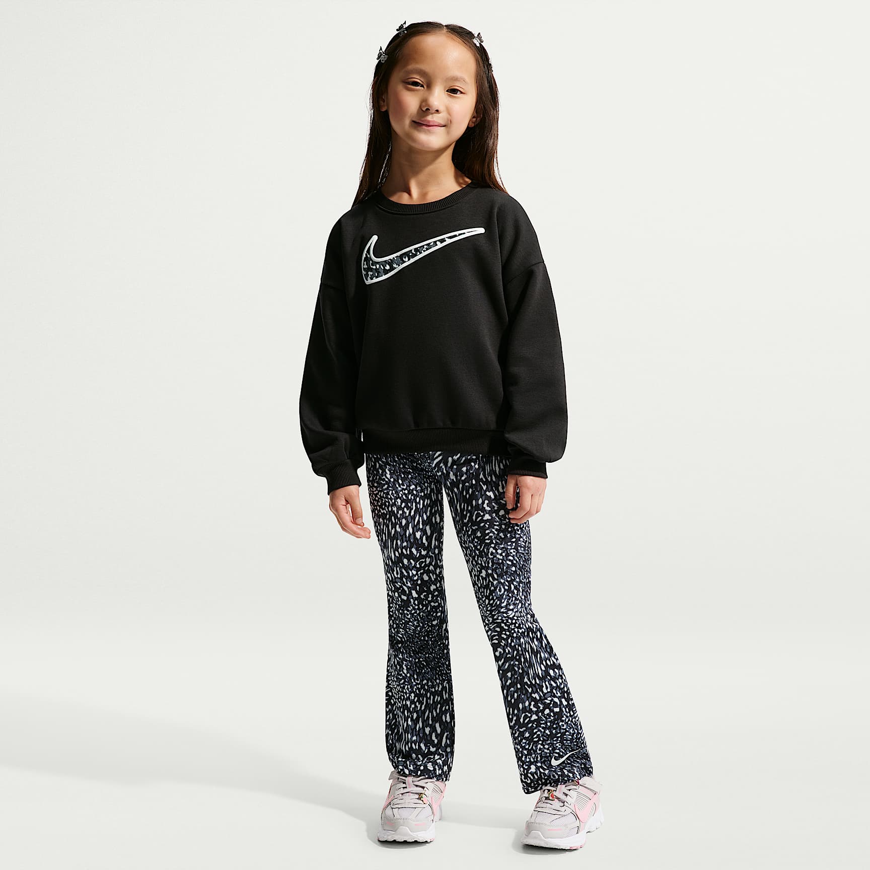 Nike Set aus Rundhalsshirt und bedruckten Leggings für jüngere Kinder