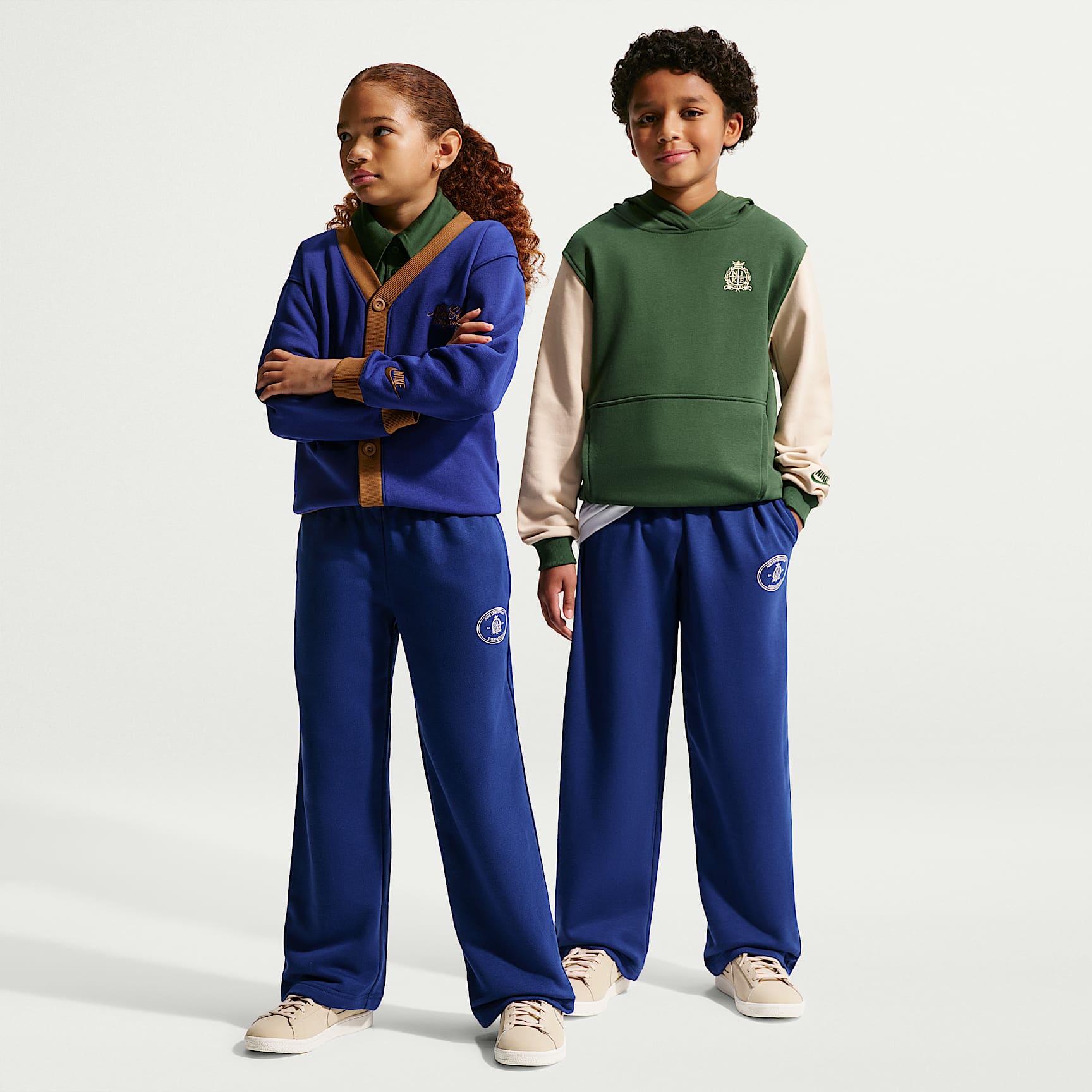 Παντελόνι με ανοιχτό στρίφωμα από ύφασμα French Terry Nike Sportswear Club για μεγάλα παιδιά