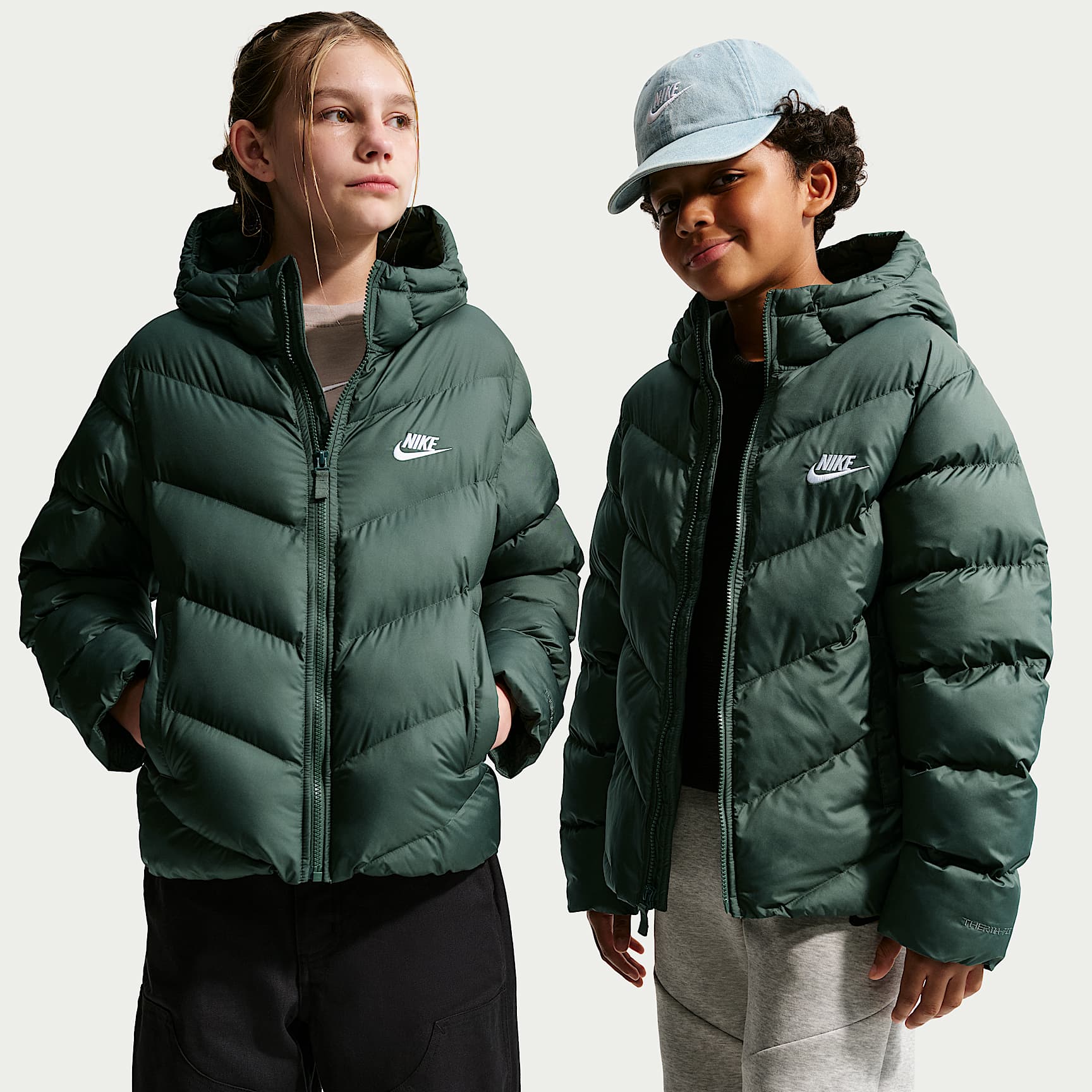 Nike Sportswear All Day Play Therma-FIT-dynejakke med løs pasform til større børn