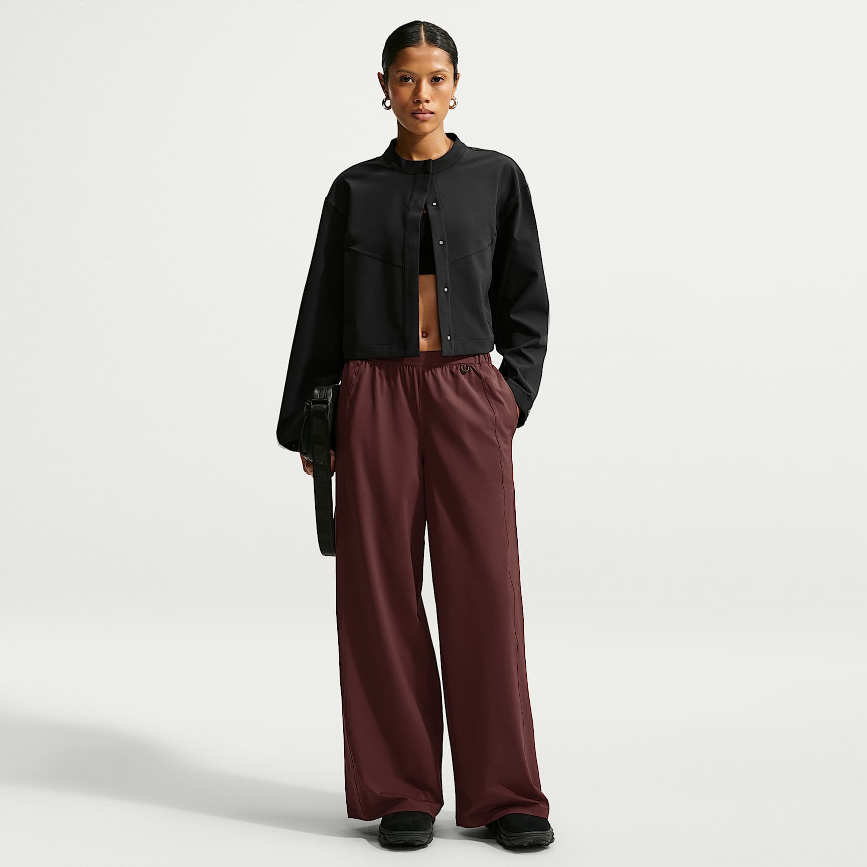 Nike 24.7 PerfectStretch Dri-FIT bukse med mellomhøyt liv og vide ben til dame