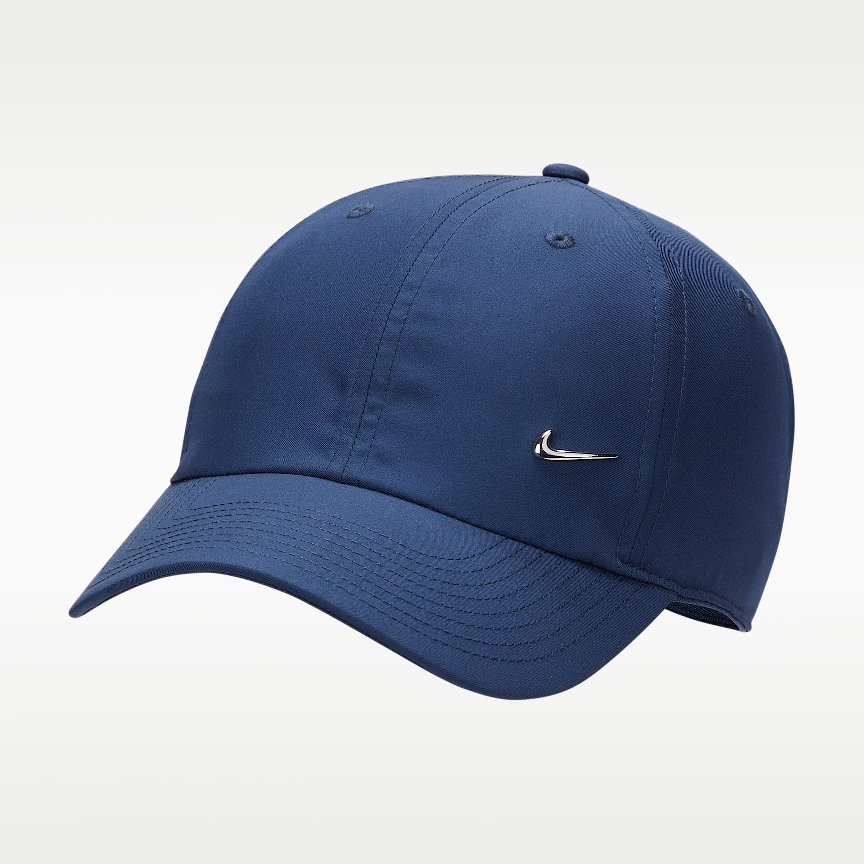 Nike Dri-FIT Club strukturálatlan, fém Swoosh-sal díszített sapka
