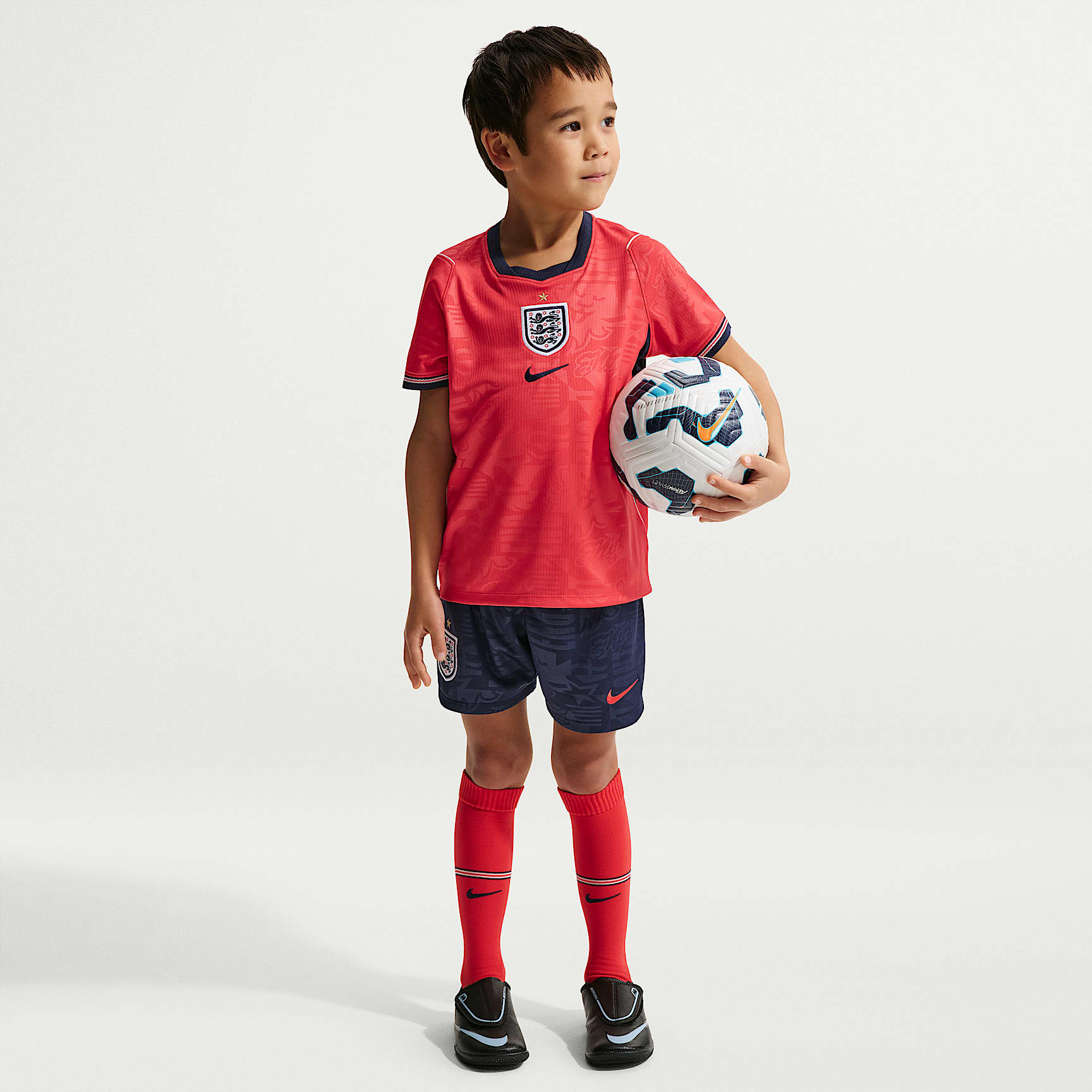 Kit de 3 piezas de fútbol Nike Replica para niños talla pequeña England local 2026 Stadium