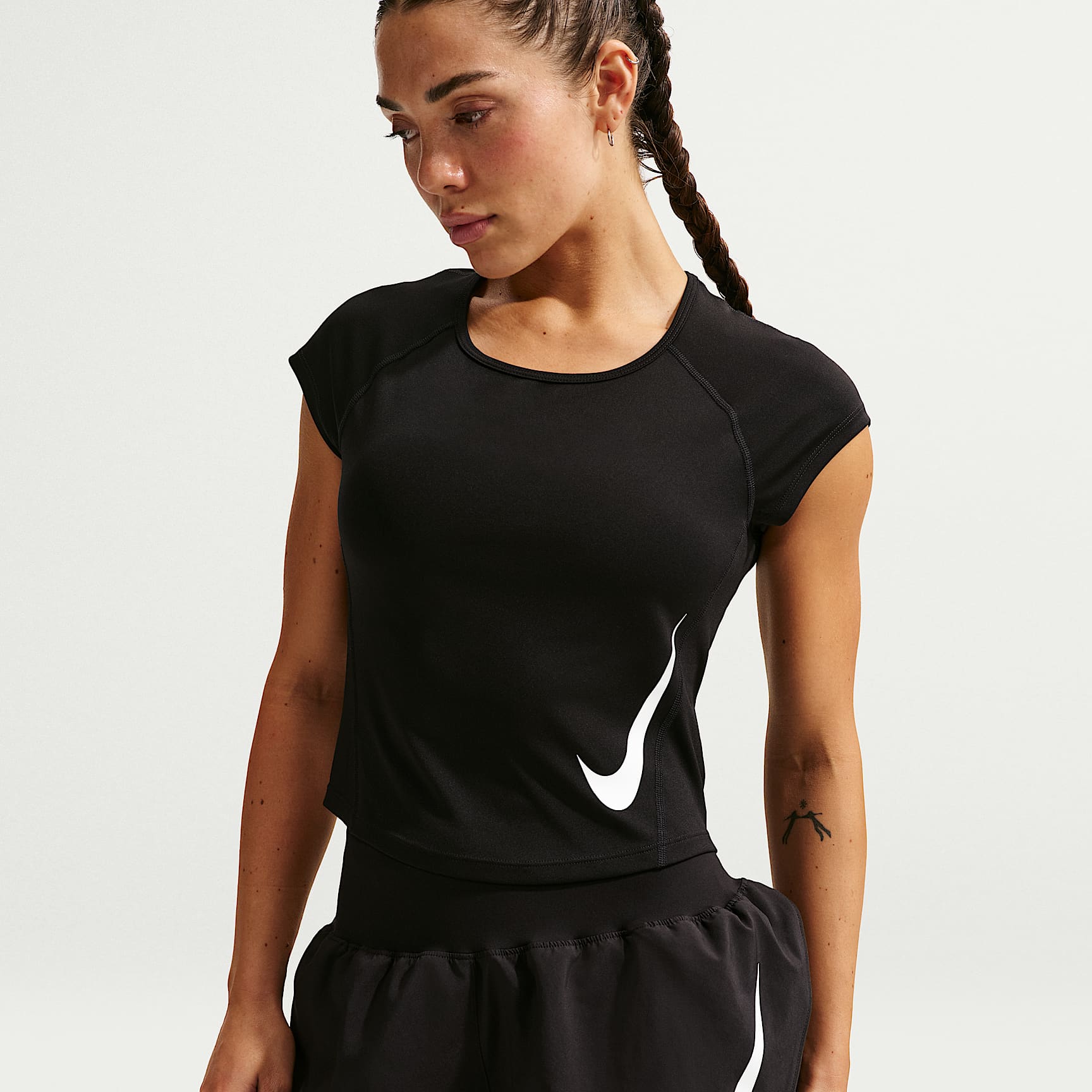 Playera de correr de manga tipo casquillo Dri-FIT para mujer Nike Tempo Swoosh