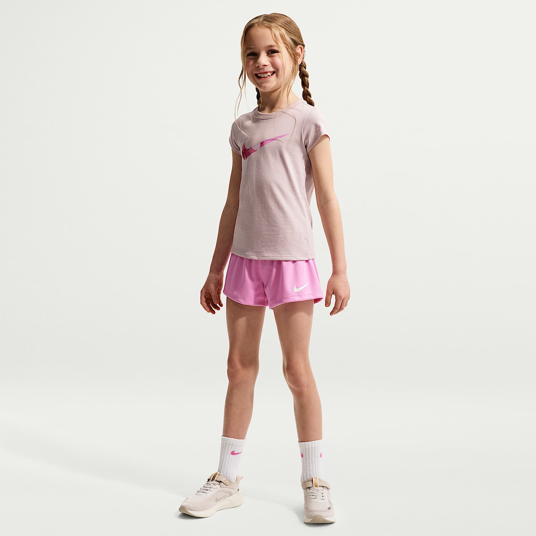 Conjunto de dos piezas con shorts de malla para niños talla pequeña Nike Move With Nature