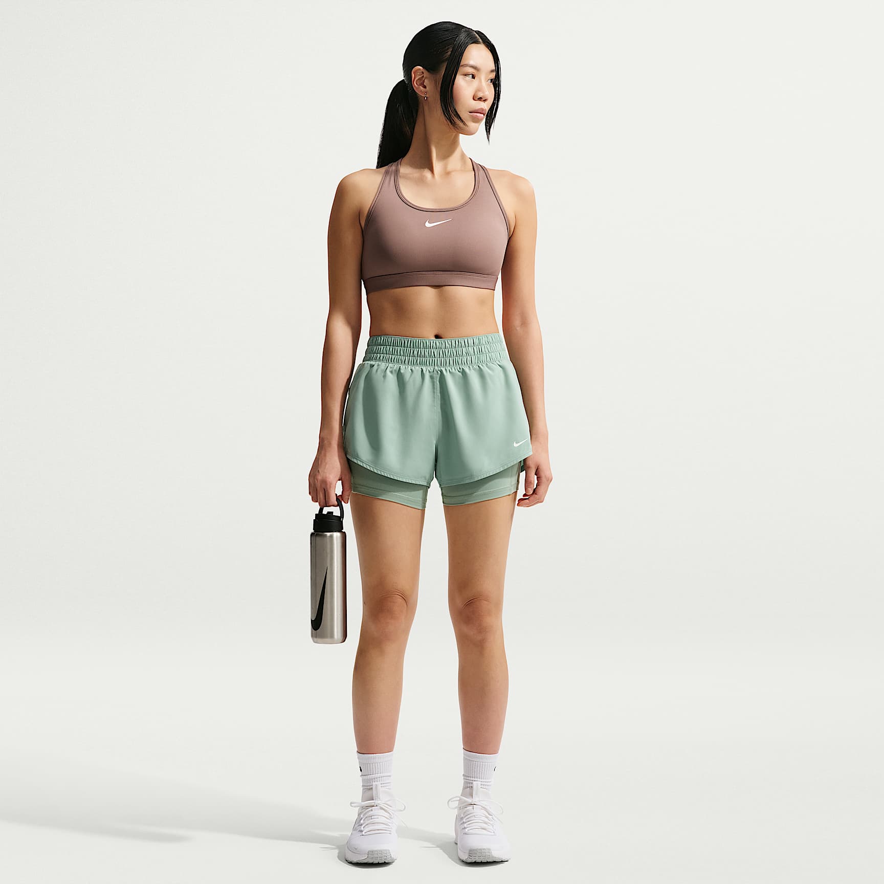 Shorts Dri-FIT 2 en 1 de tiro medio de 8 cm para mujer Nike One
