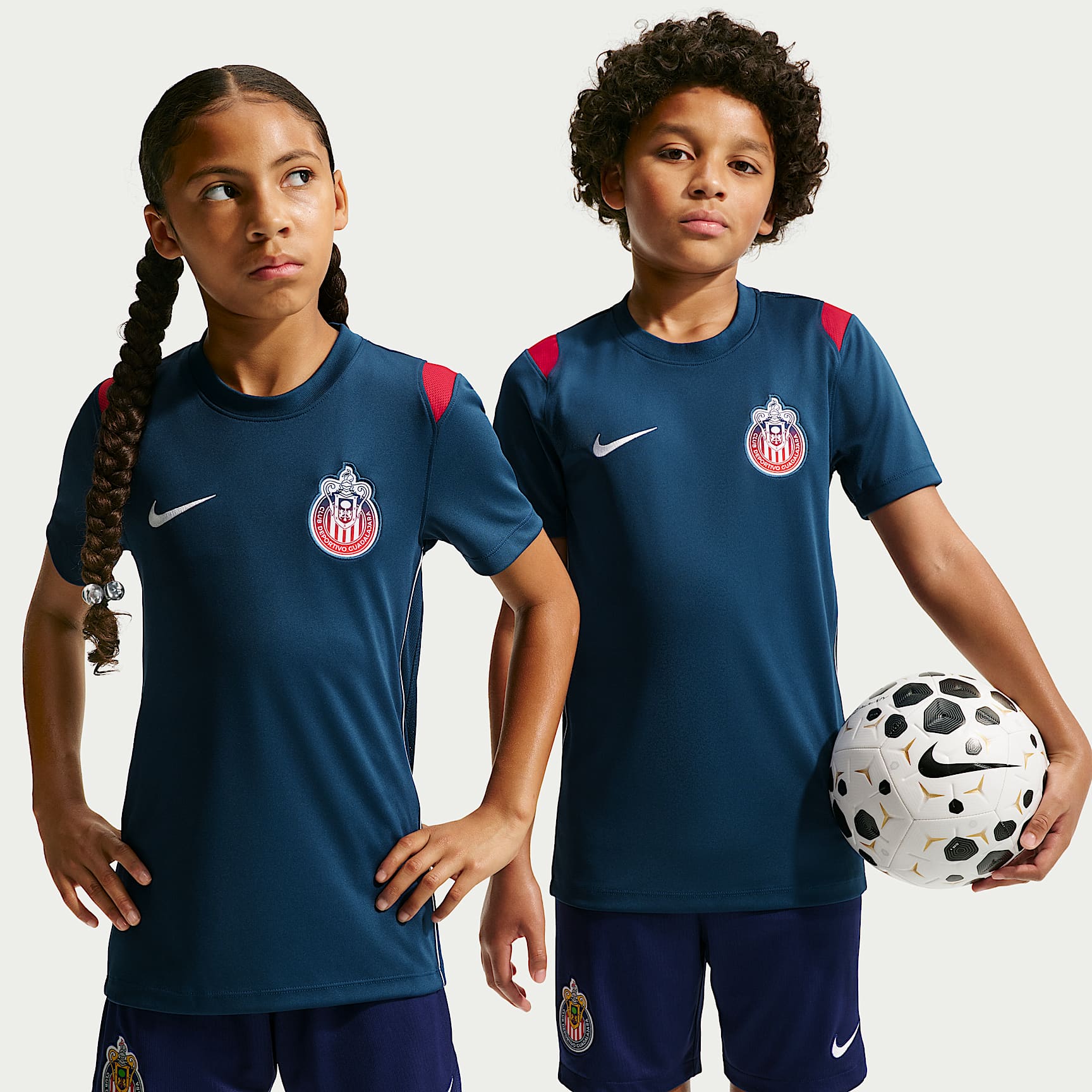 Playera de futbol de manga corta Nike de tejido Knit Dri-FIT para niños talla grande C.D. Guadalajara Academy Pro