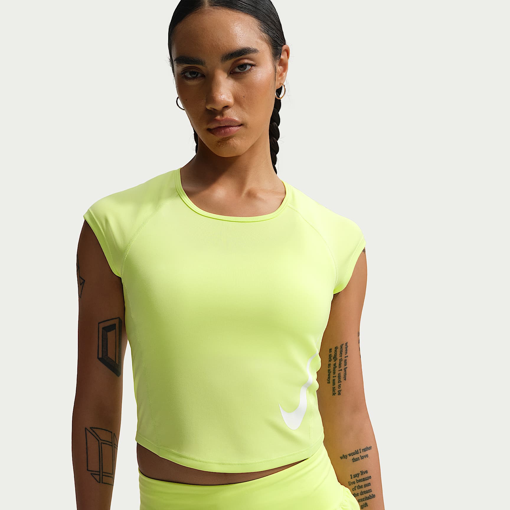 Playera de correr de manga tipo casquillo Dri-FIT para mujer Nike Tempo Swoosh