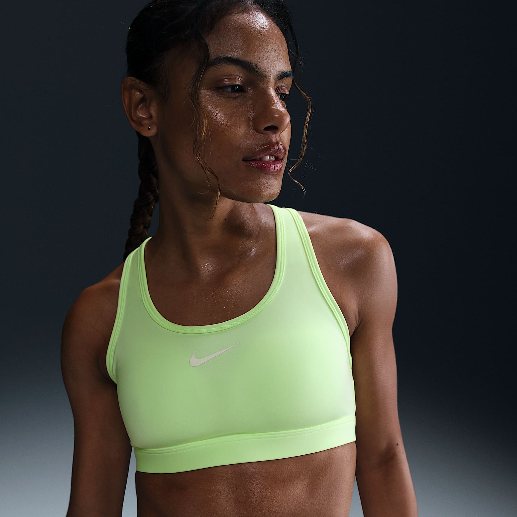 Bra deportivo con almohadilla de media sujeción para mujer Nike Swoosh